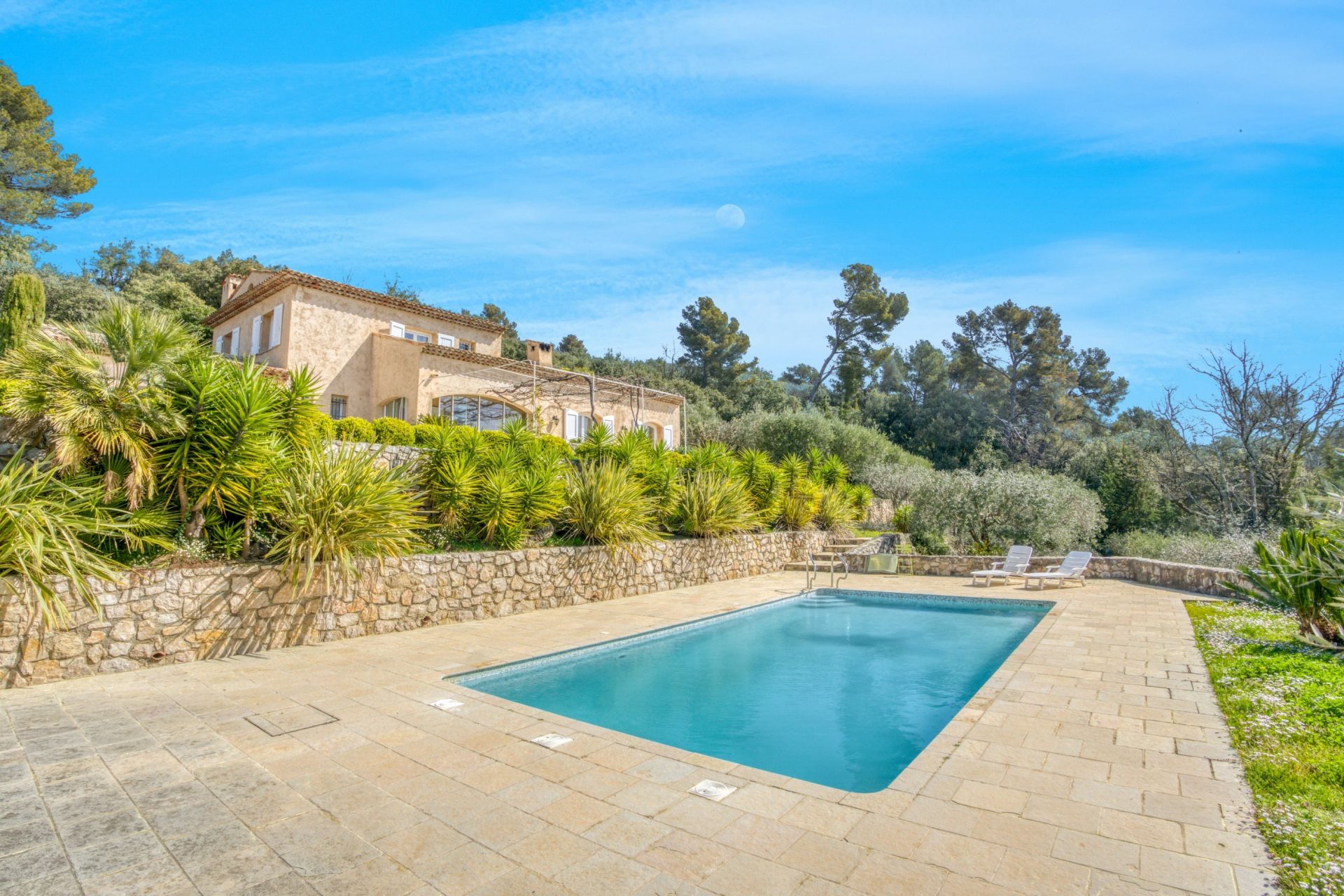 villa 5 Rooms for sale on CABRIS (06530)