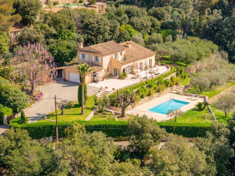 villa 5 Rooms for sale on CABRIS (06530)