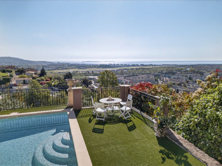 villa 6 Rooms for sale on MANDELIEU LA NAPOULE (06210)