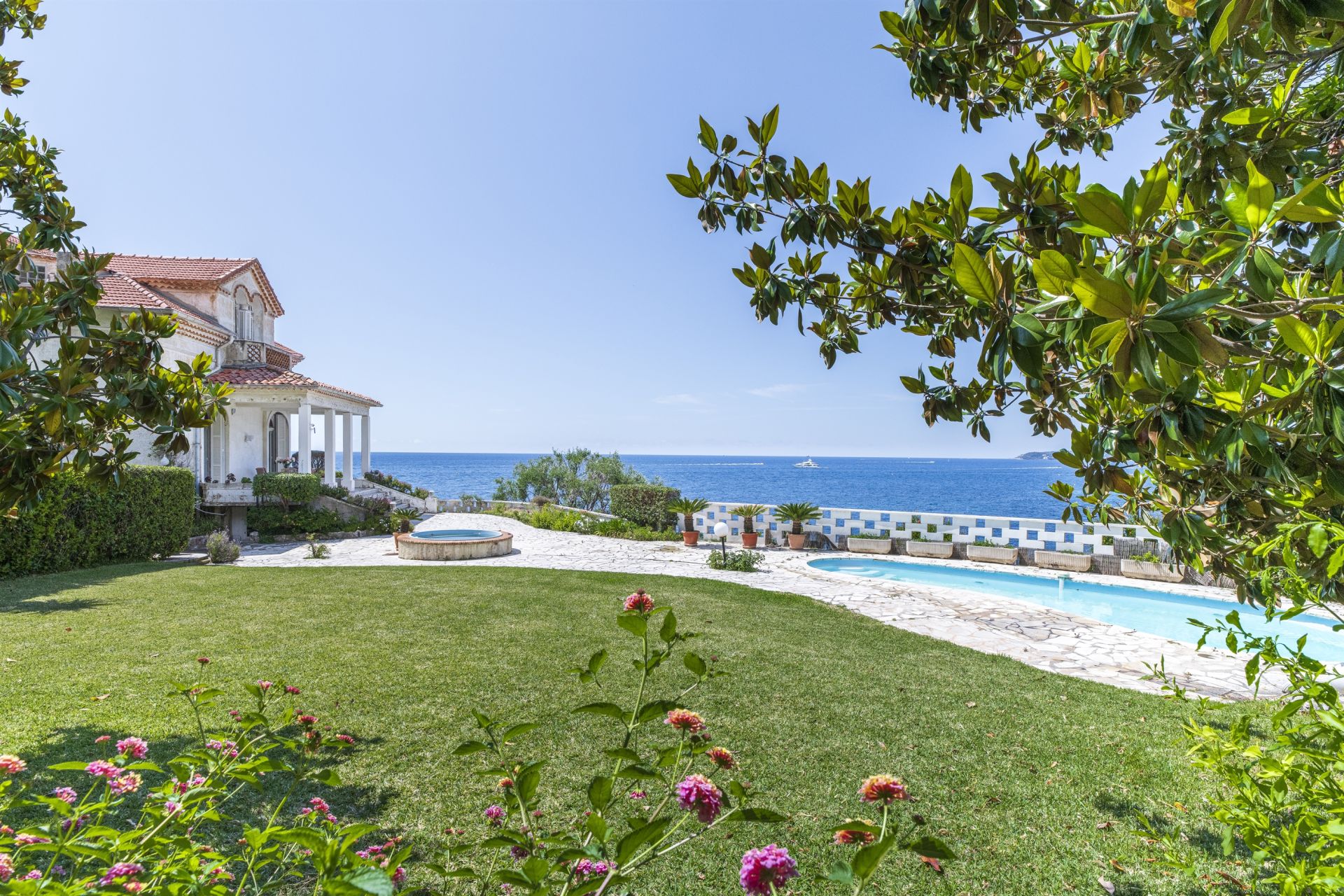 mansion 12 Rooms for sale on CAP D AIL (06320)