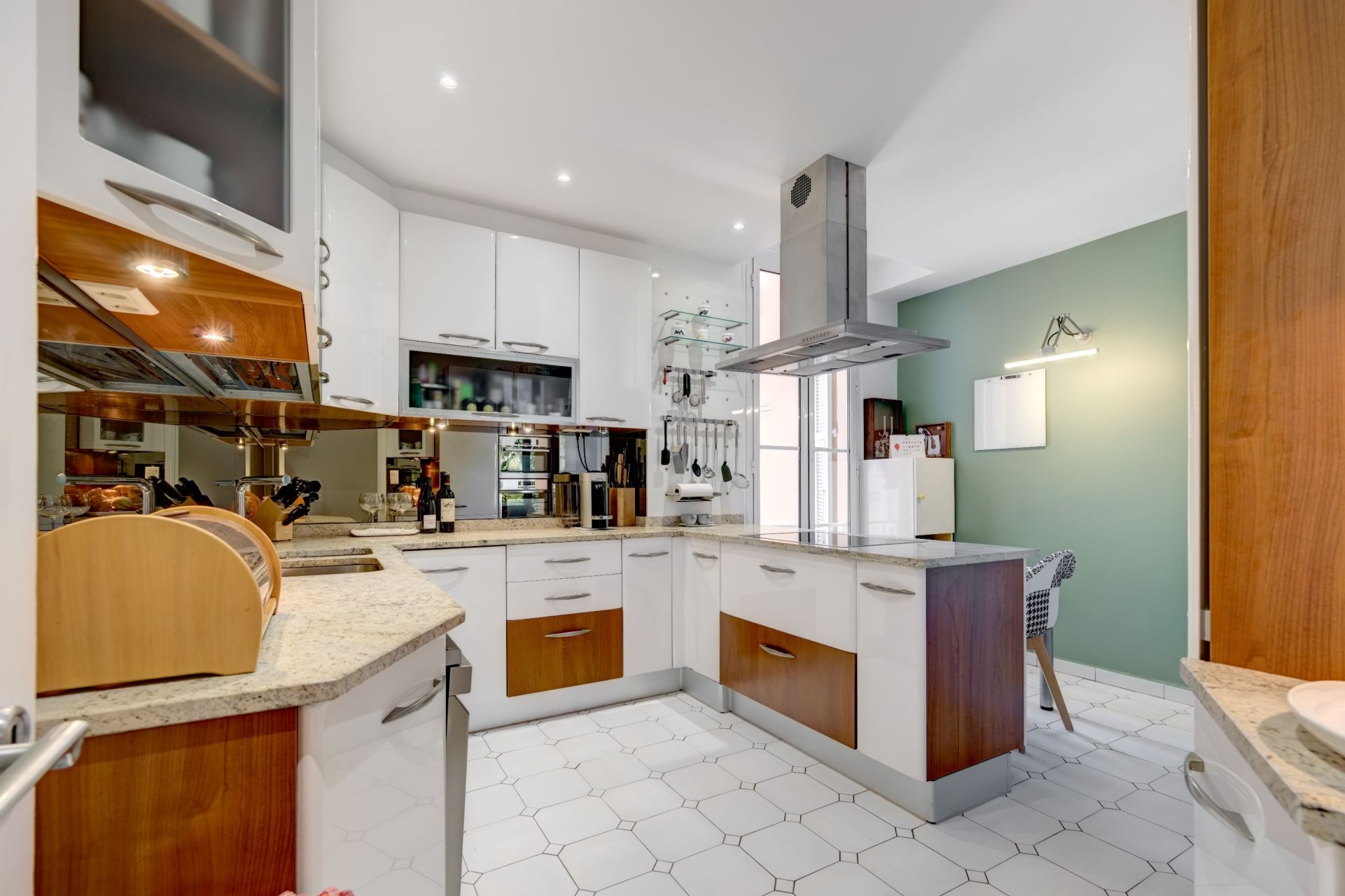 apartment 4 Rooms for sale on CANNES (06400)