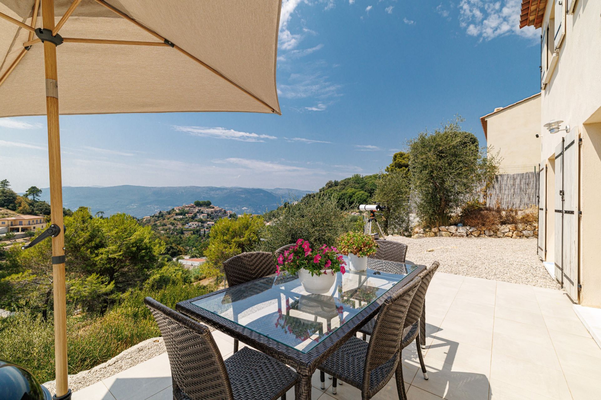 villa 4 Rooms for sale on ASPREMONT (06790)