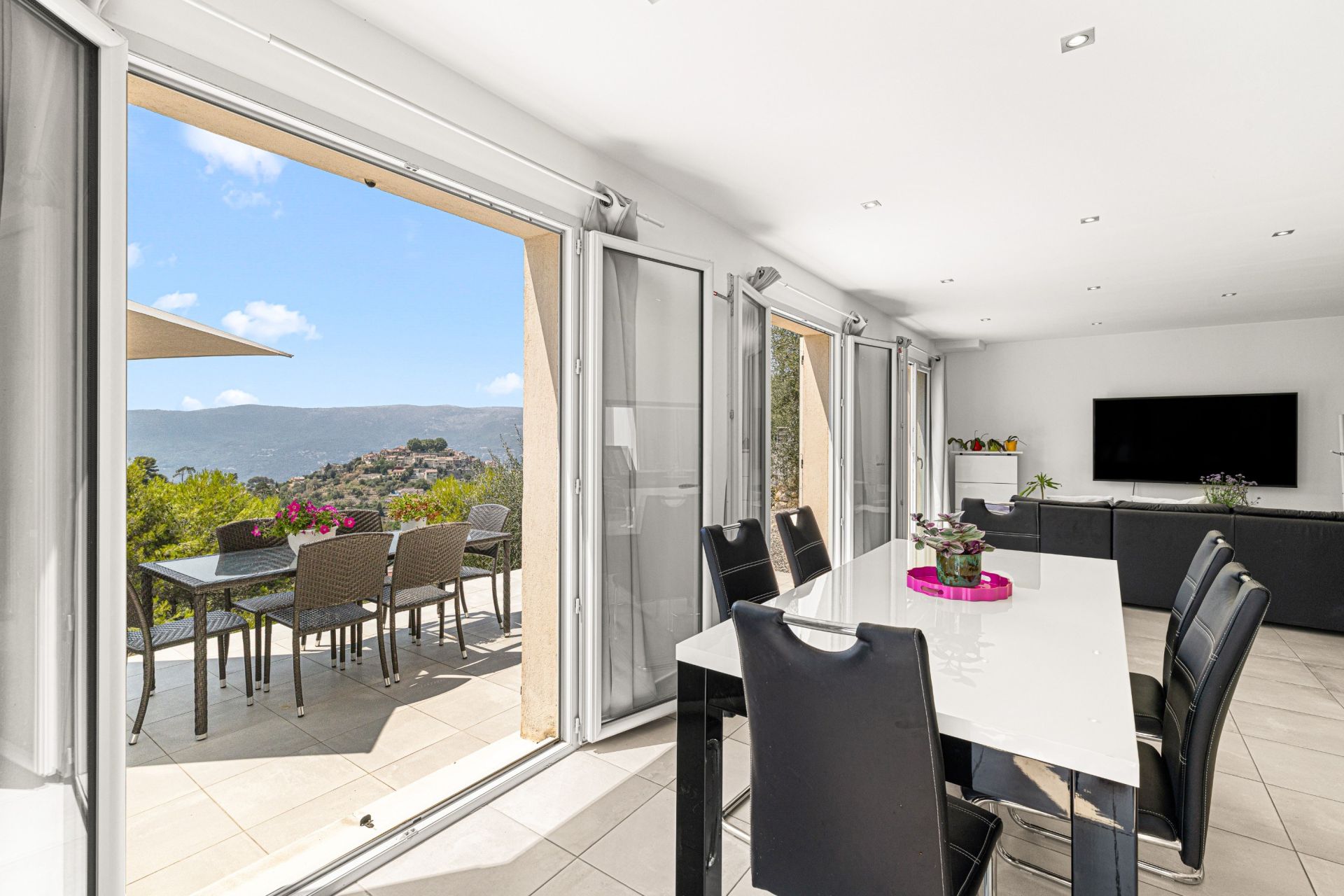 villa 4 Rooms for sale on ASPREMONT (06790)