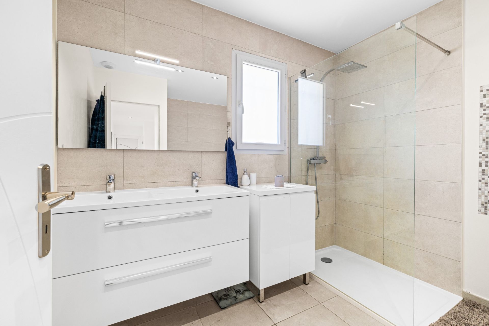villa 4 Rooms for sale on ASPREMONT (06790)