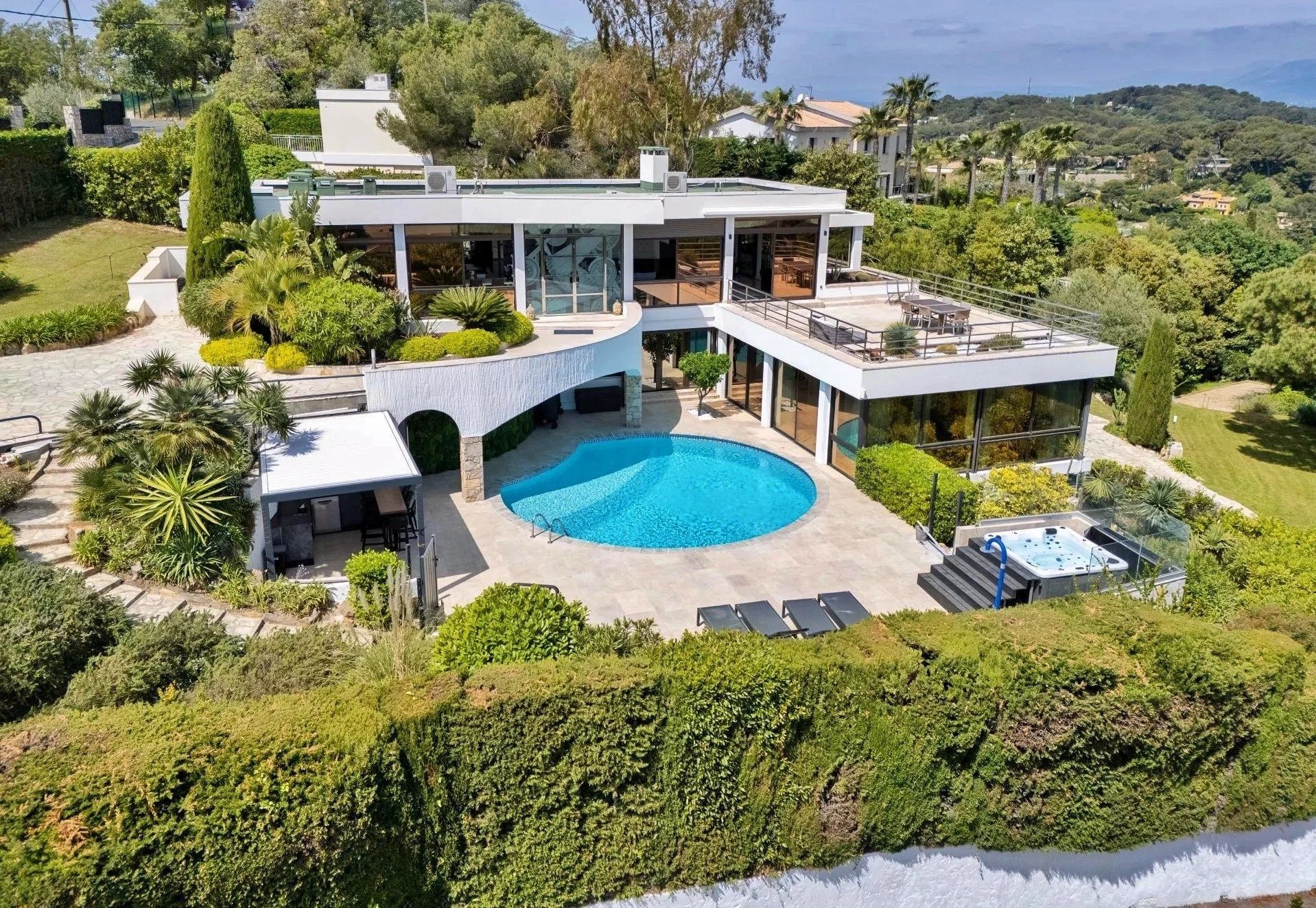 contemporary house 7 Rooms for sale on CANNES (06400)
