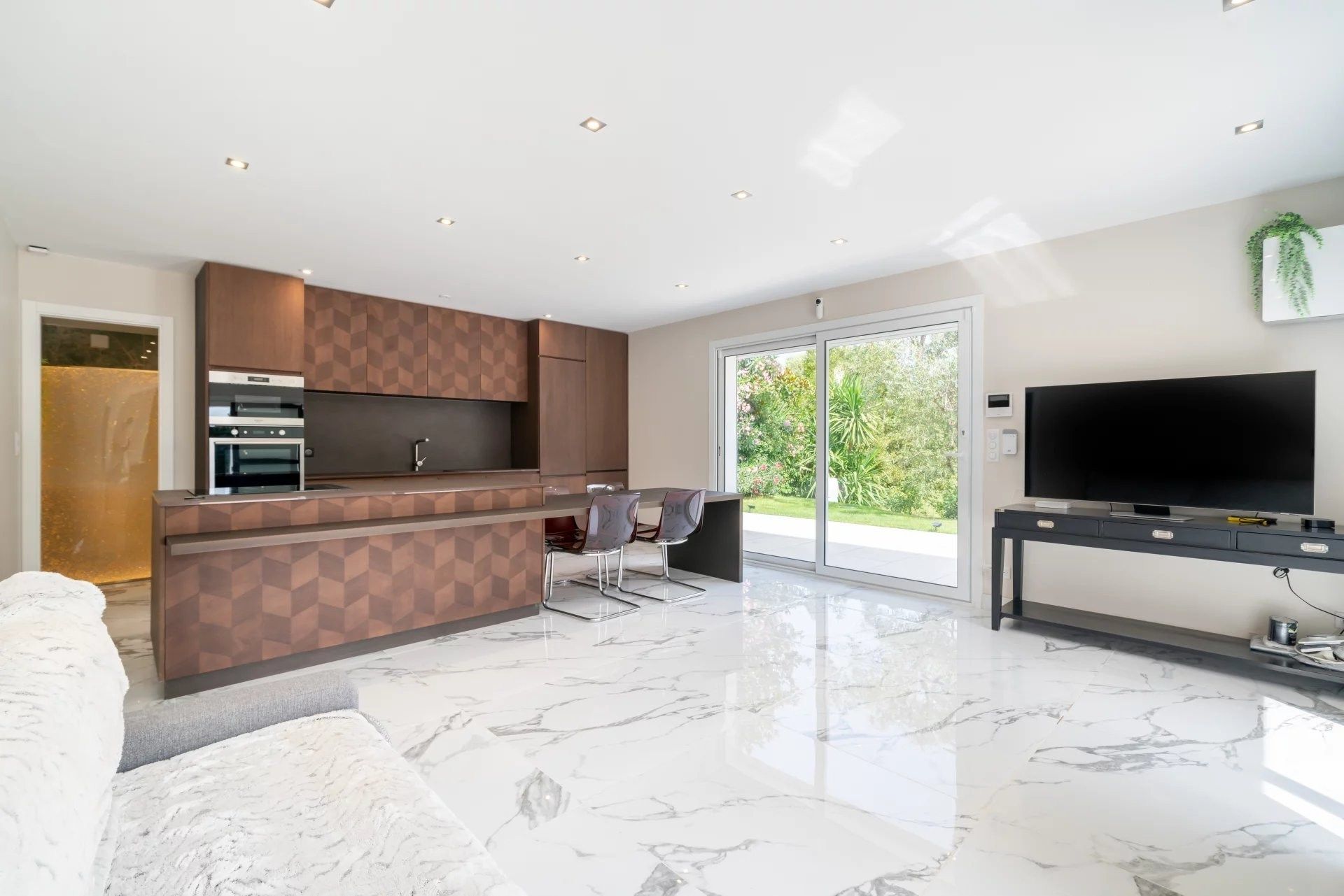 contemporary house 7 Rooms for sale on CANNES (06400)