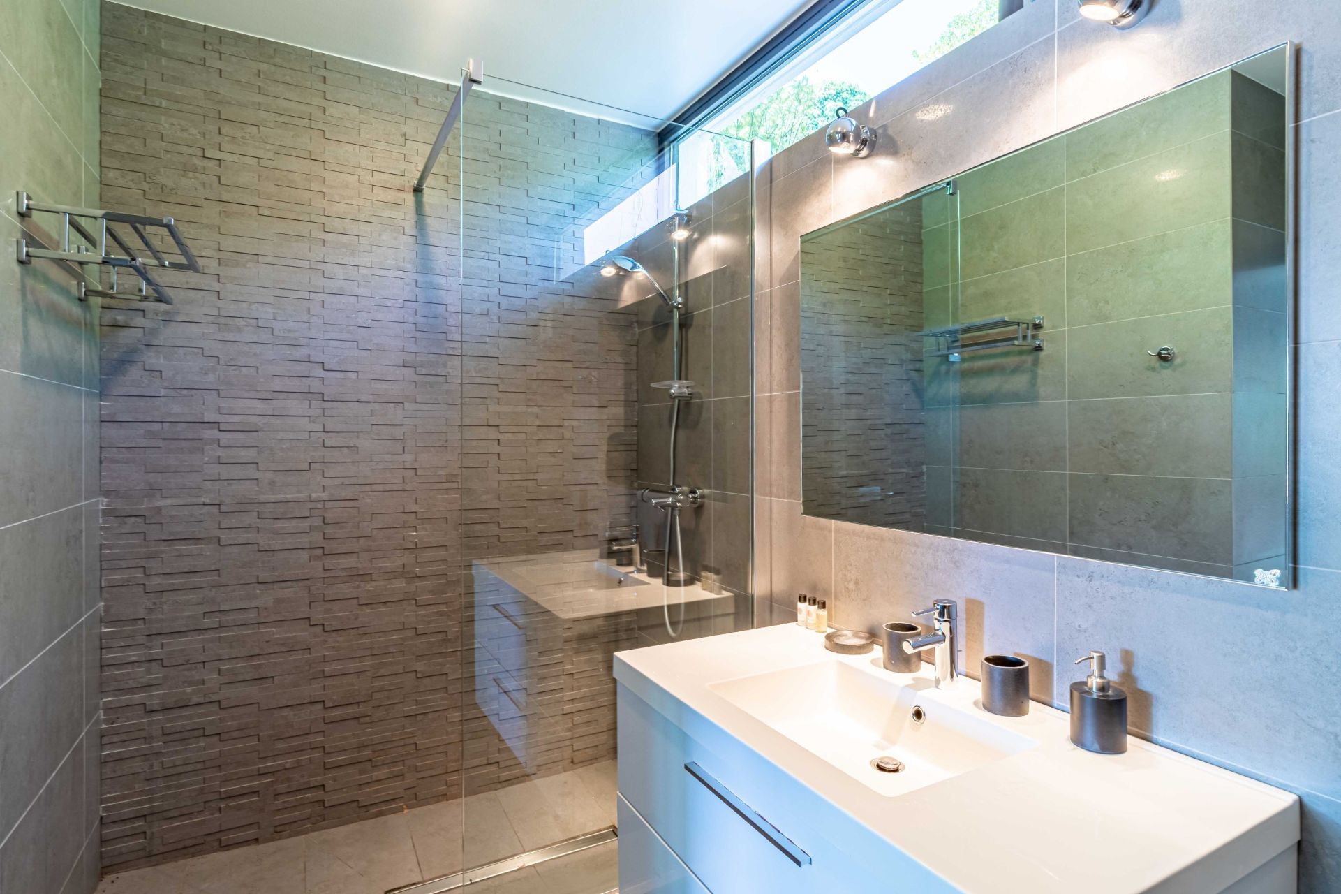 contemporary house 7 Rooms for sale on CANNES (06400)