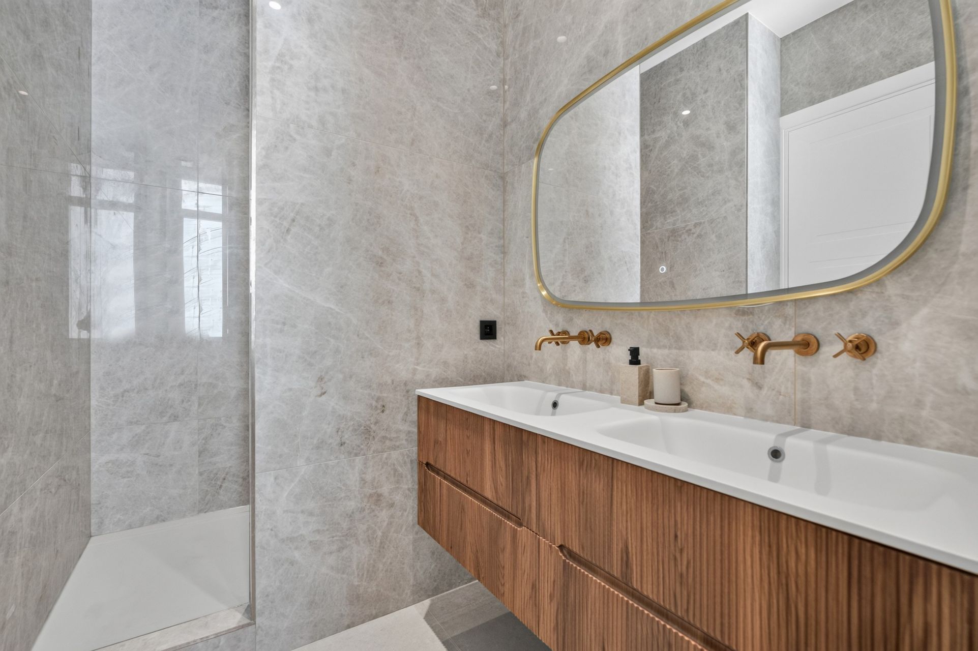 apartment 3 Rooms for sale on CANNES (06400)