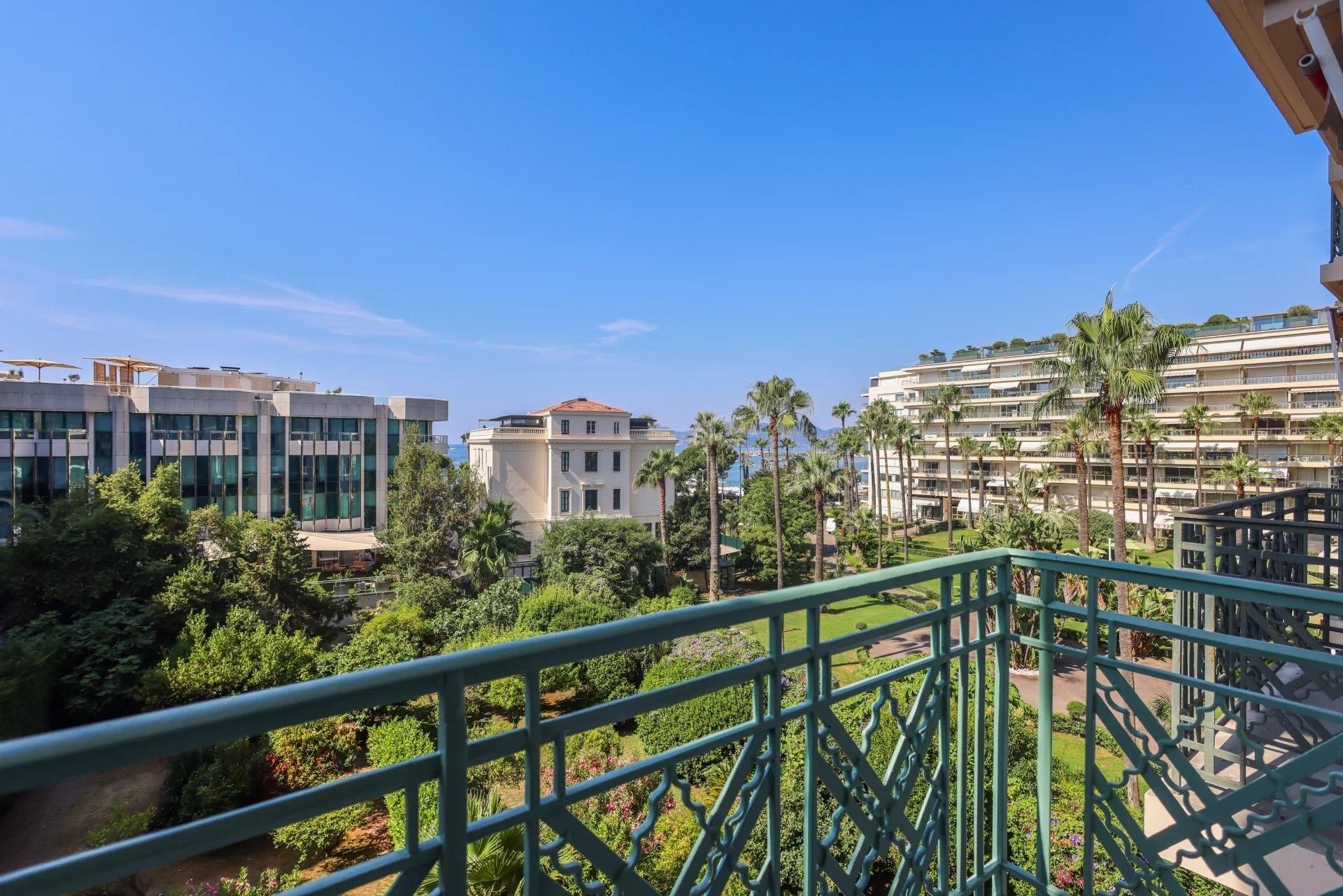 apartment 4 Rooms for sale on CANNES (06400)