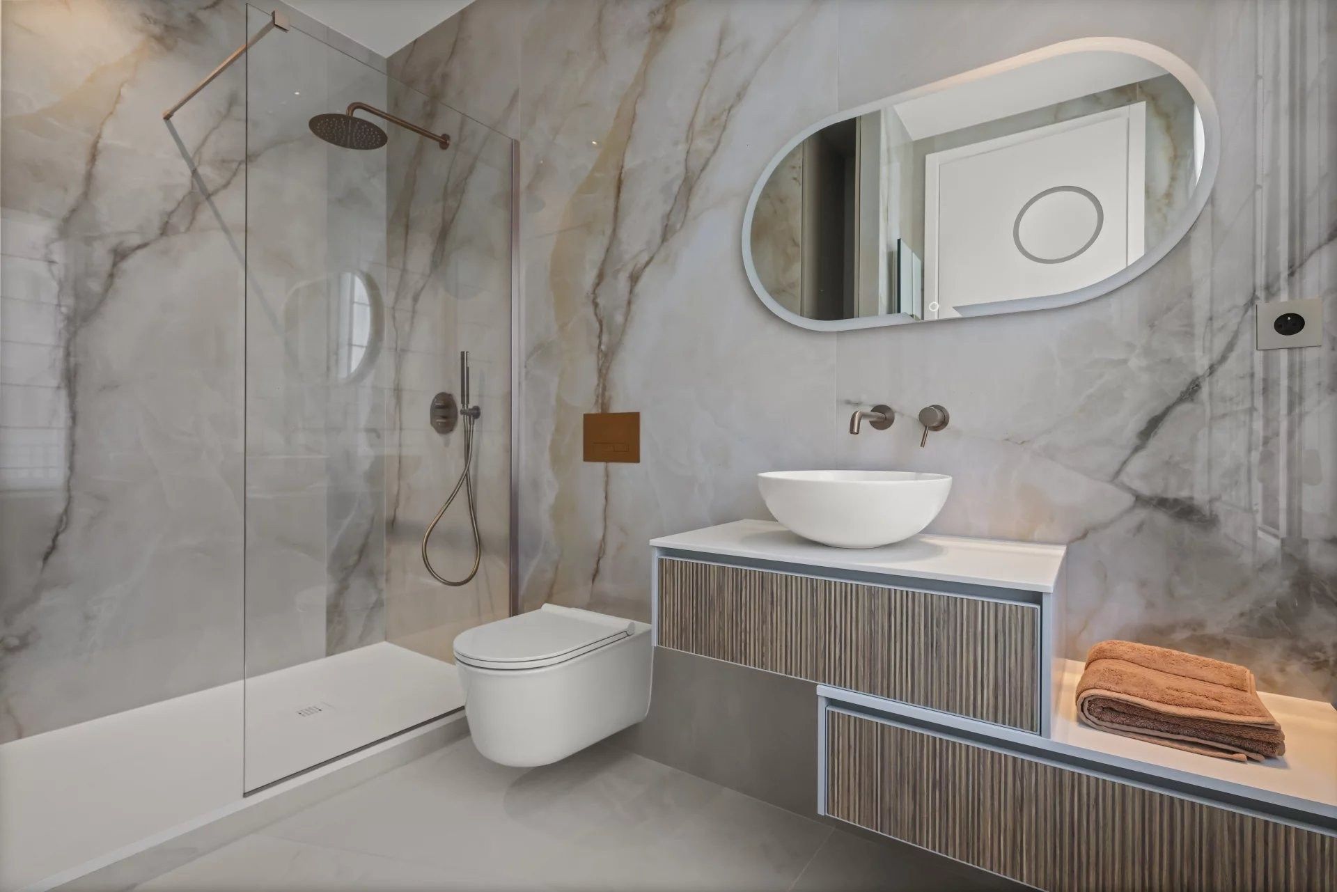 apartment 4 Rooms for sale on CANNES (06400)