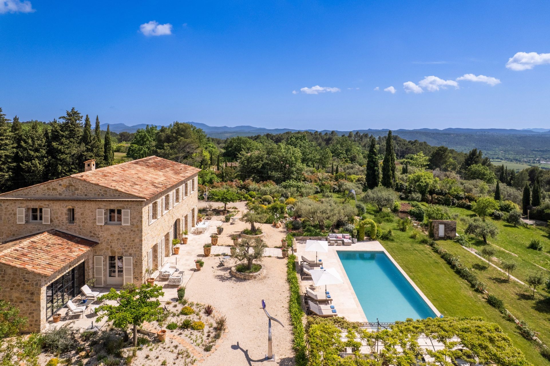 villa 8 Pièces en vente sur TOURRETTES (83440)
