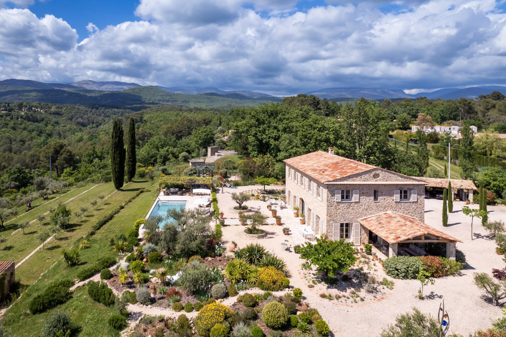 villa 8 Pièces en vente sur TOURRETTES (83440)