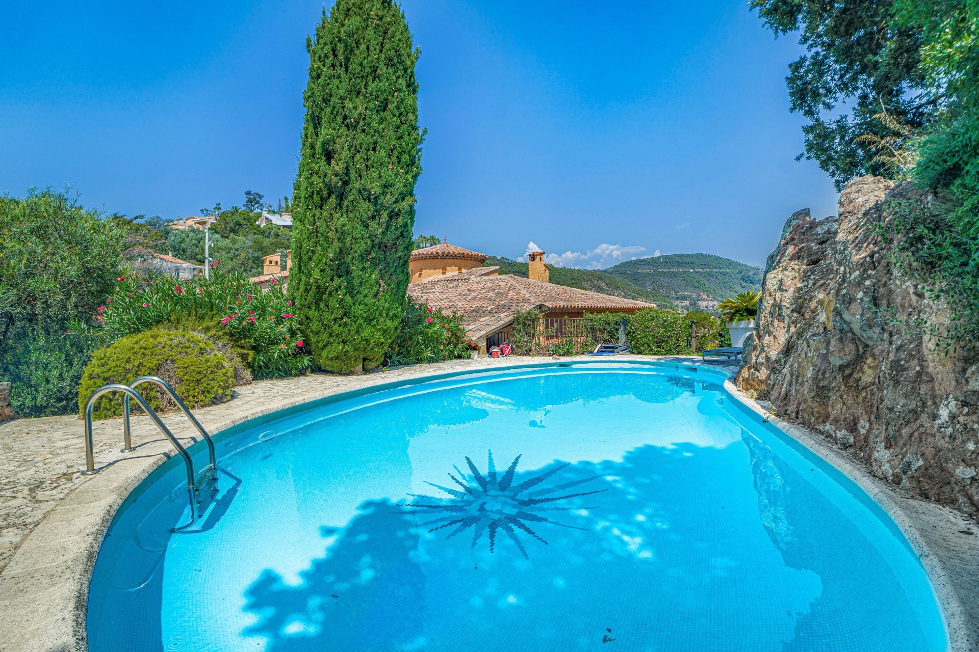 provencal house 7 Rooms for sale on THEOULE SUR MER (06590)