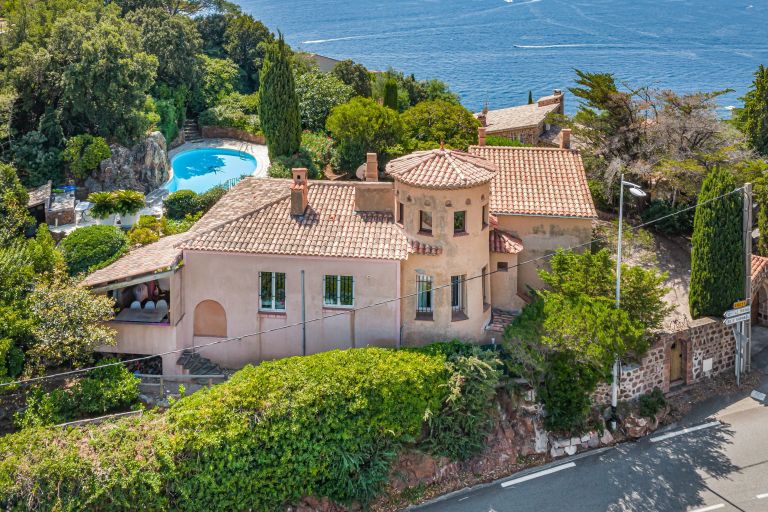 provencal house 7 Rooms for sale on THEOULE SUR MER (06590)