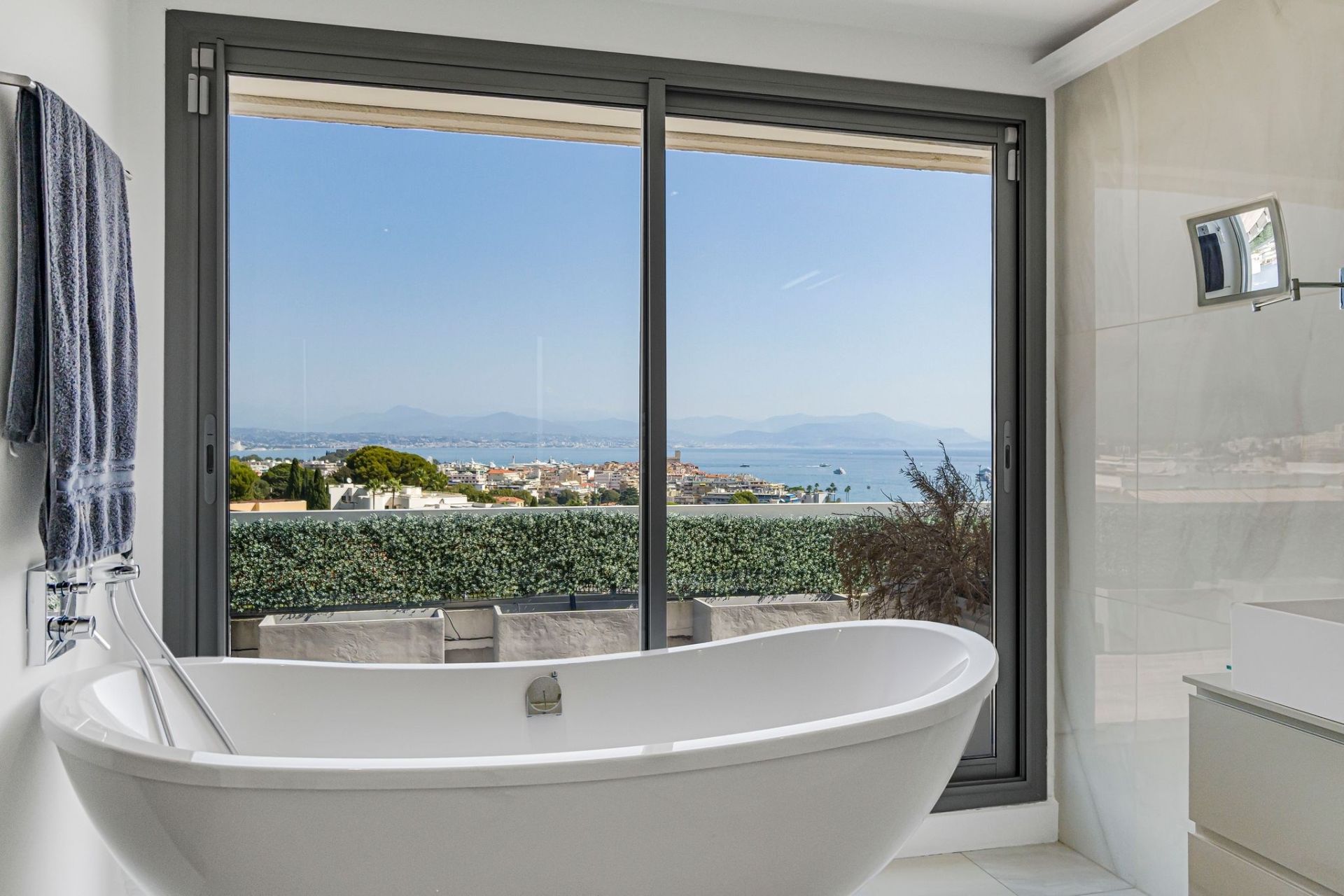 penthouse 4 Rooms for sale on ANTIBES (06600)