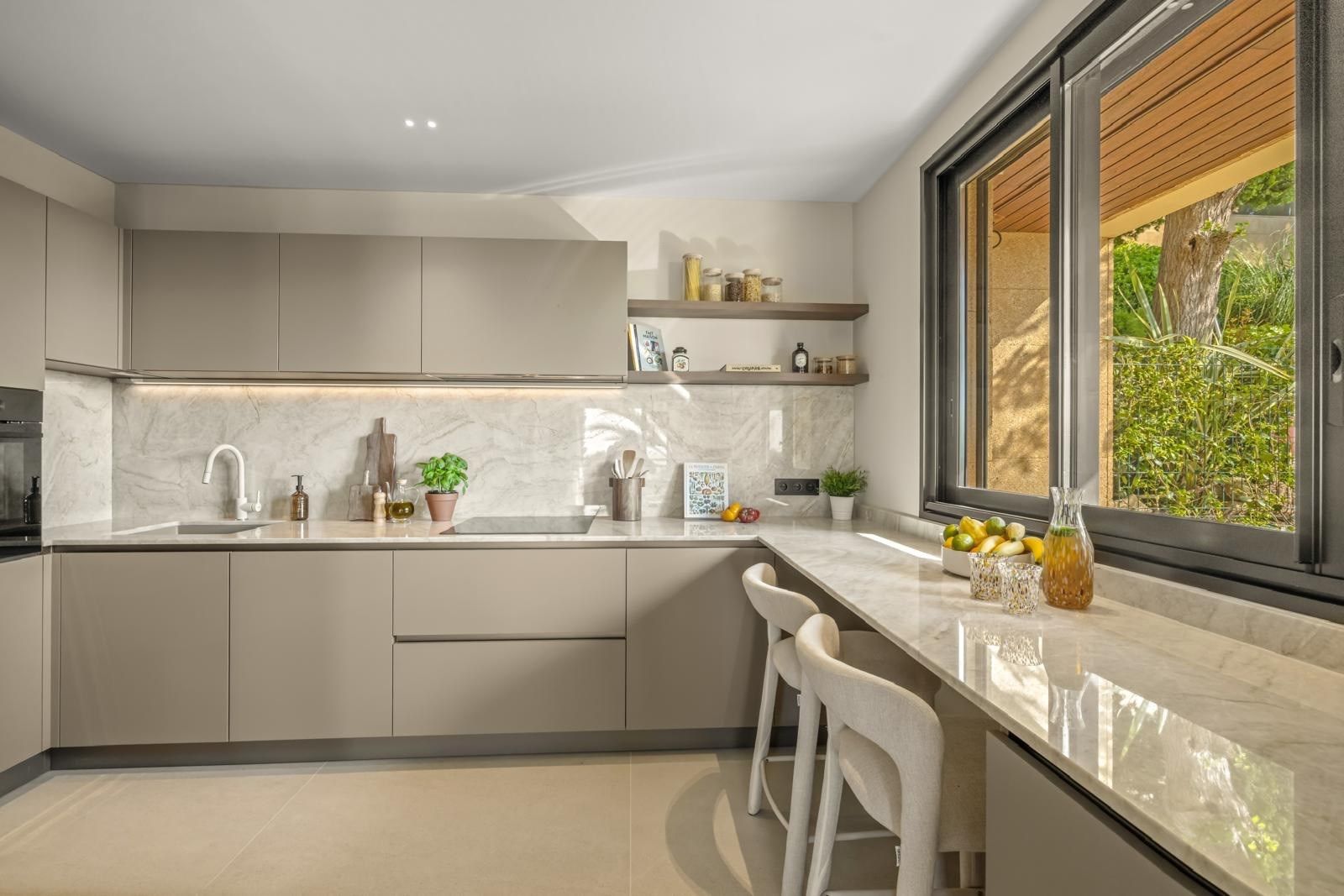 apartment 3 Rooms for sale on VALLAURIS (06220)