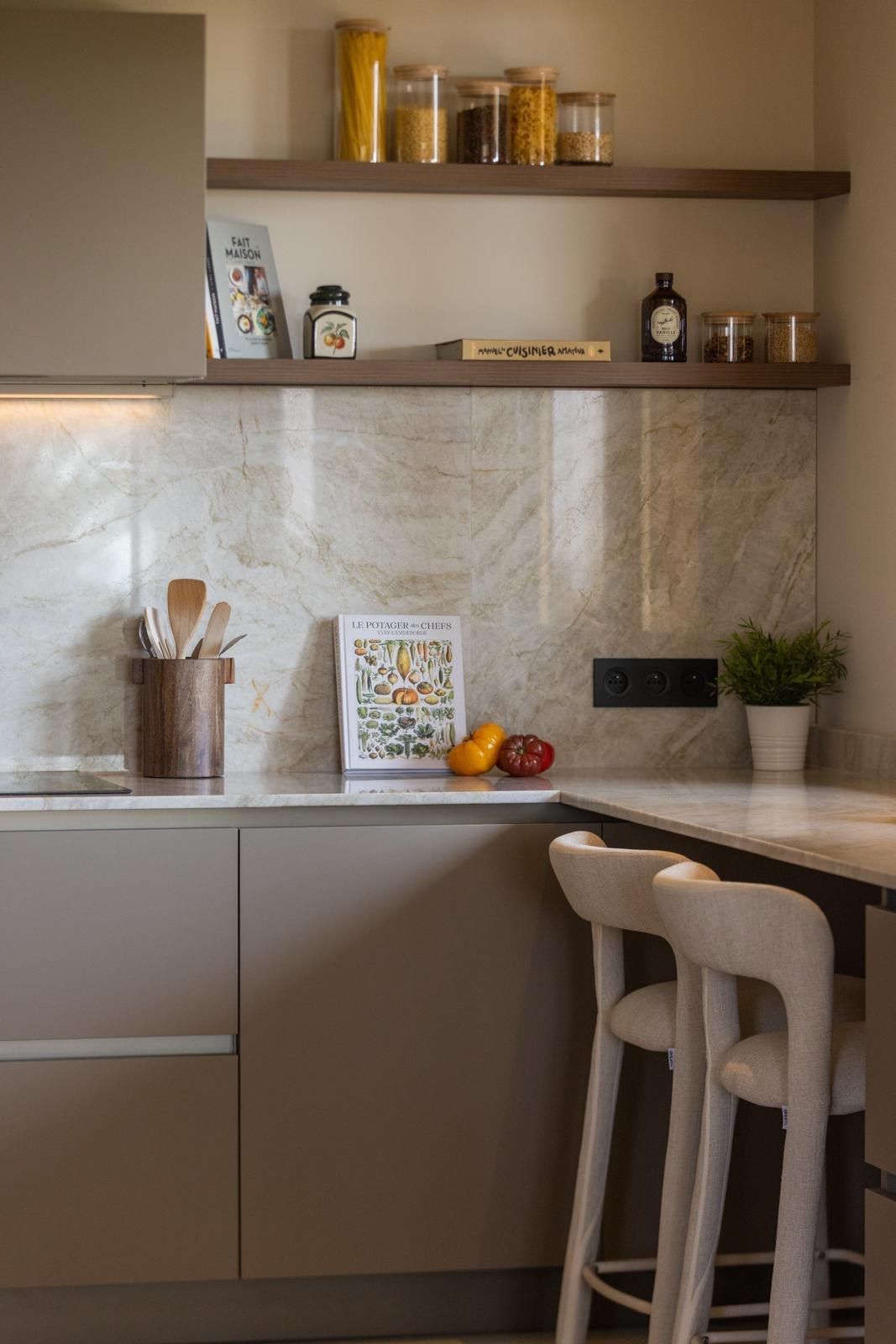 apartment 3 Rooms for sale on VALLAURIS (06220)