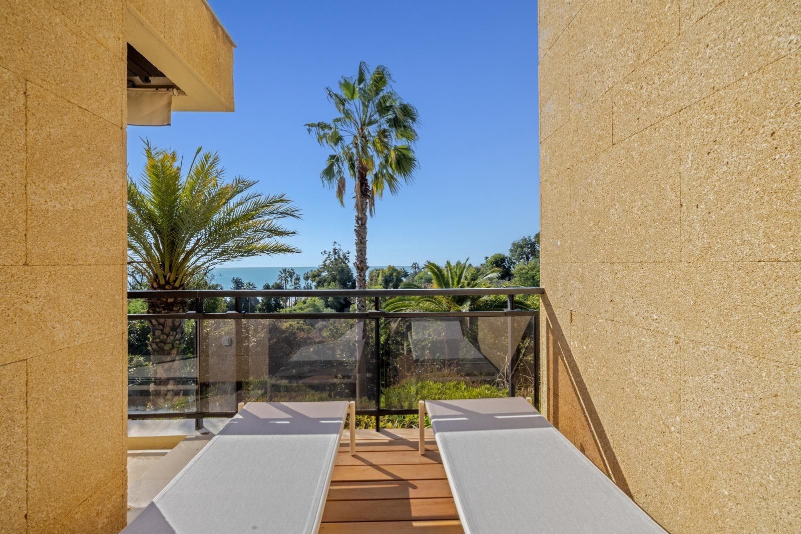 apartment 3 Rooms for sale on VALLAURIS (06220)