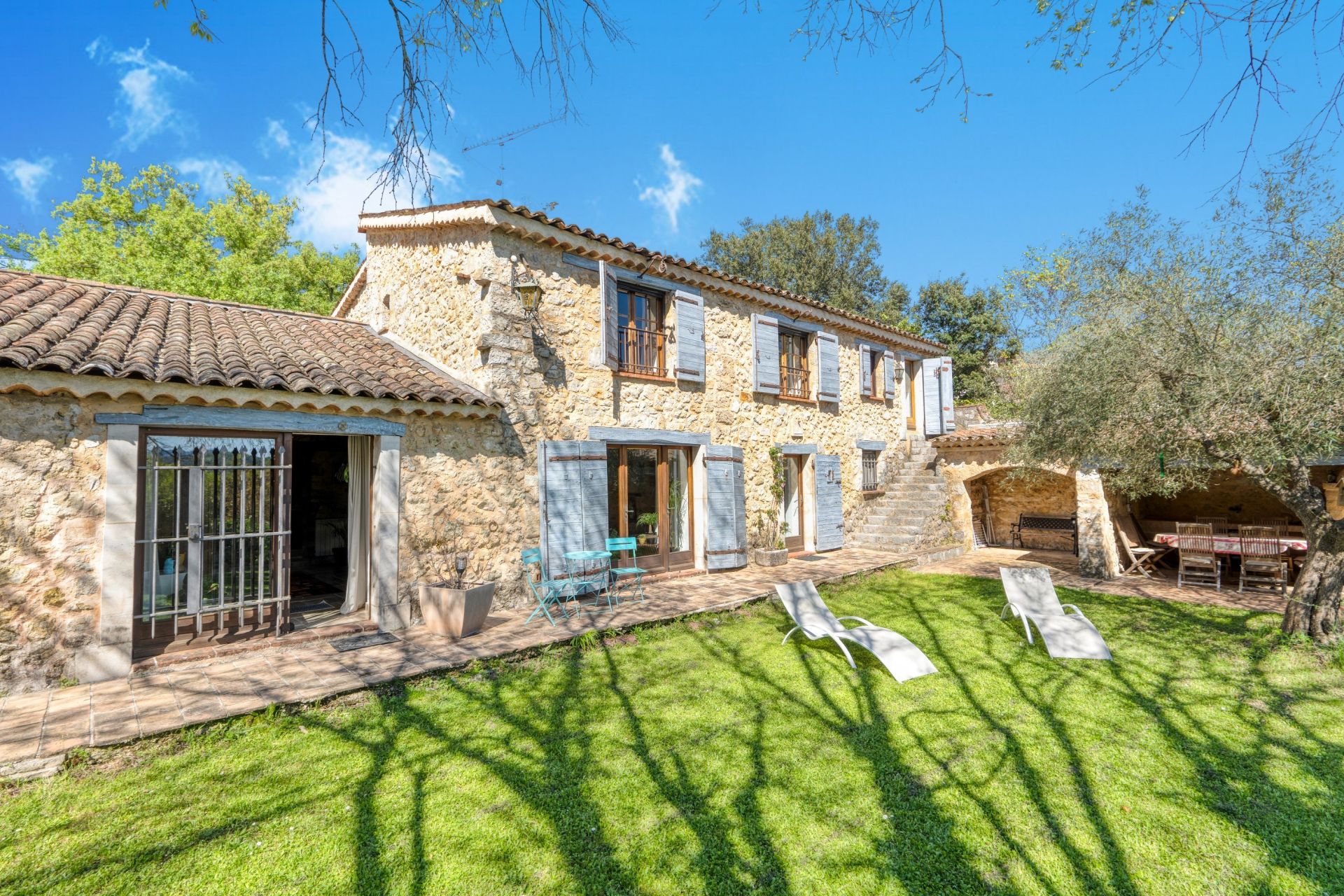 villa 6 Rooms for sale on MONTAUROUX (83440)