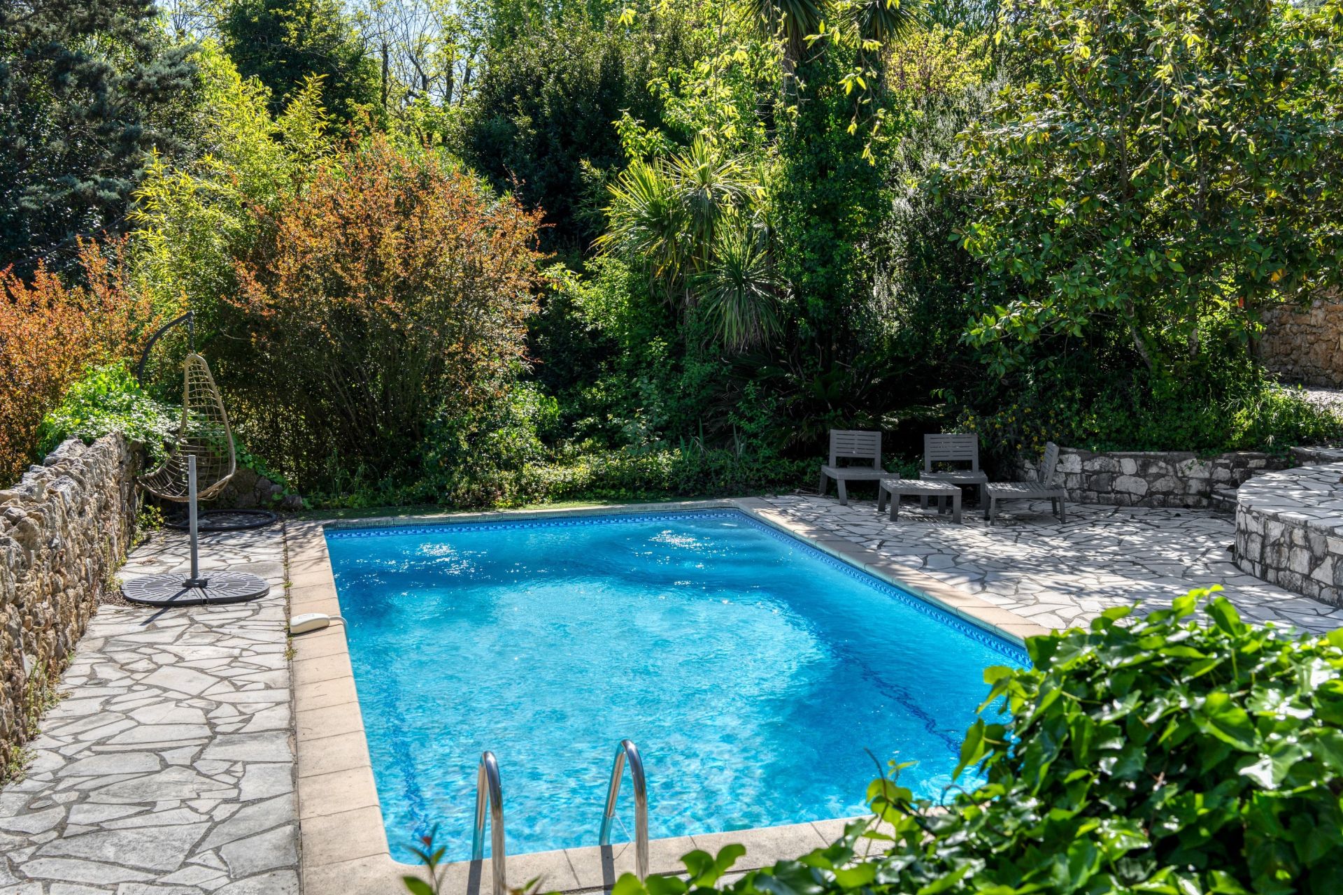villa 6 Rooms for sale on MONTAUROUX (83440)
