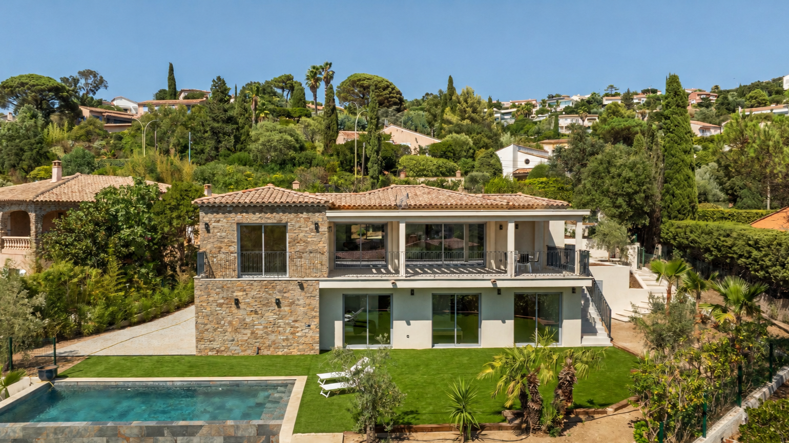 villa 7 Rooms for sale on LES ISSAMBRES (83380)