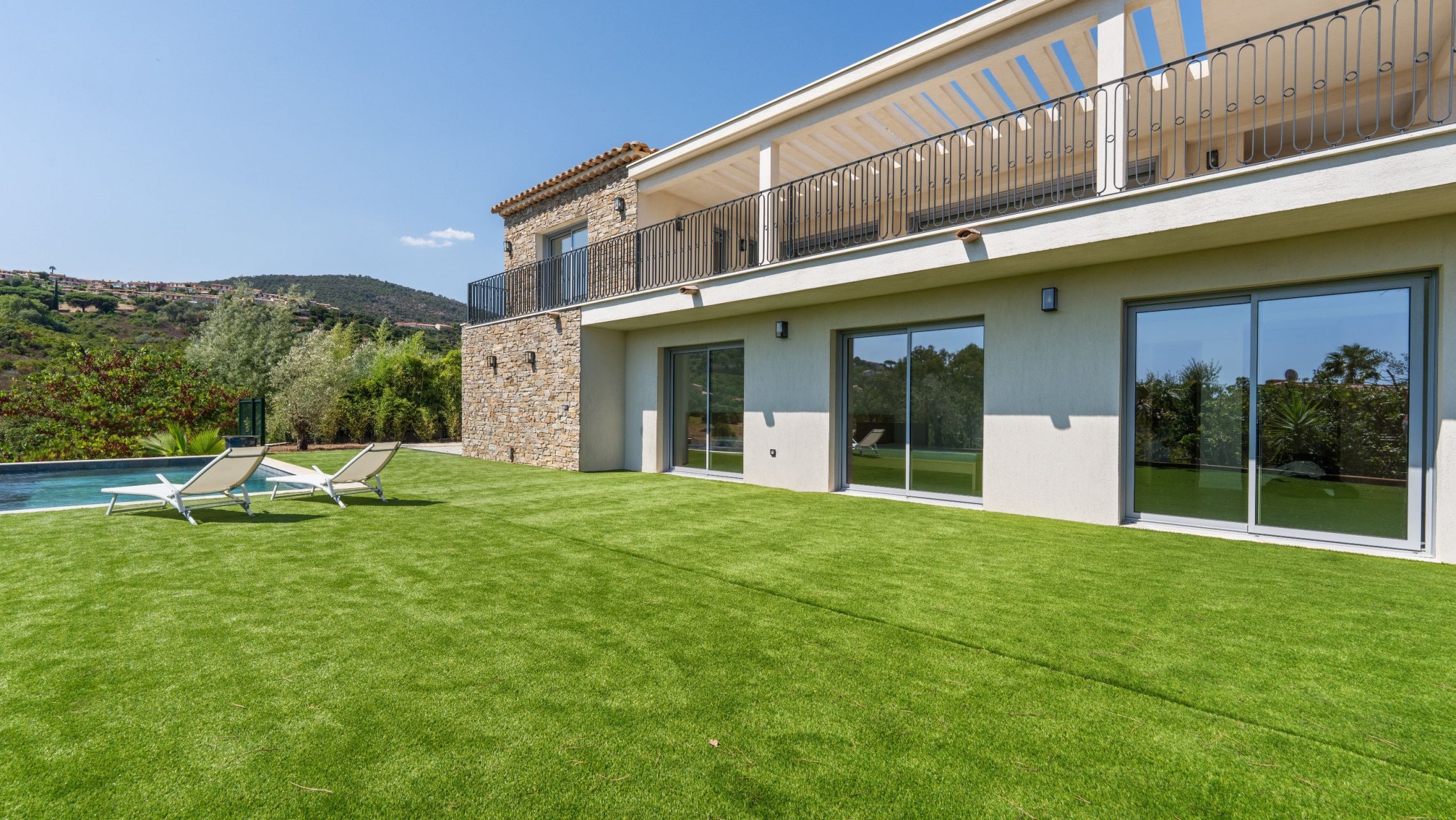 villa 7 Rooms for sale on LES ISSAMBRES (83380)
