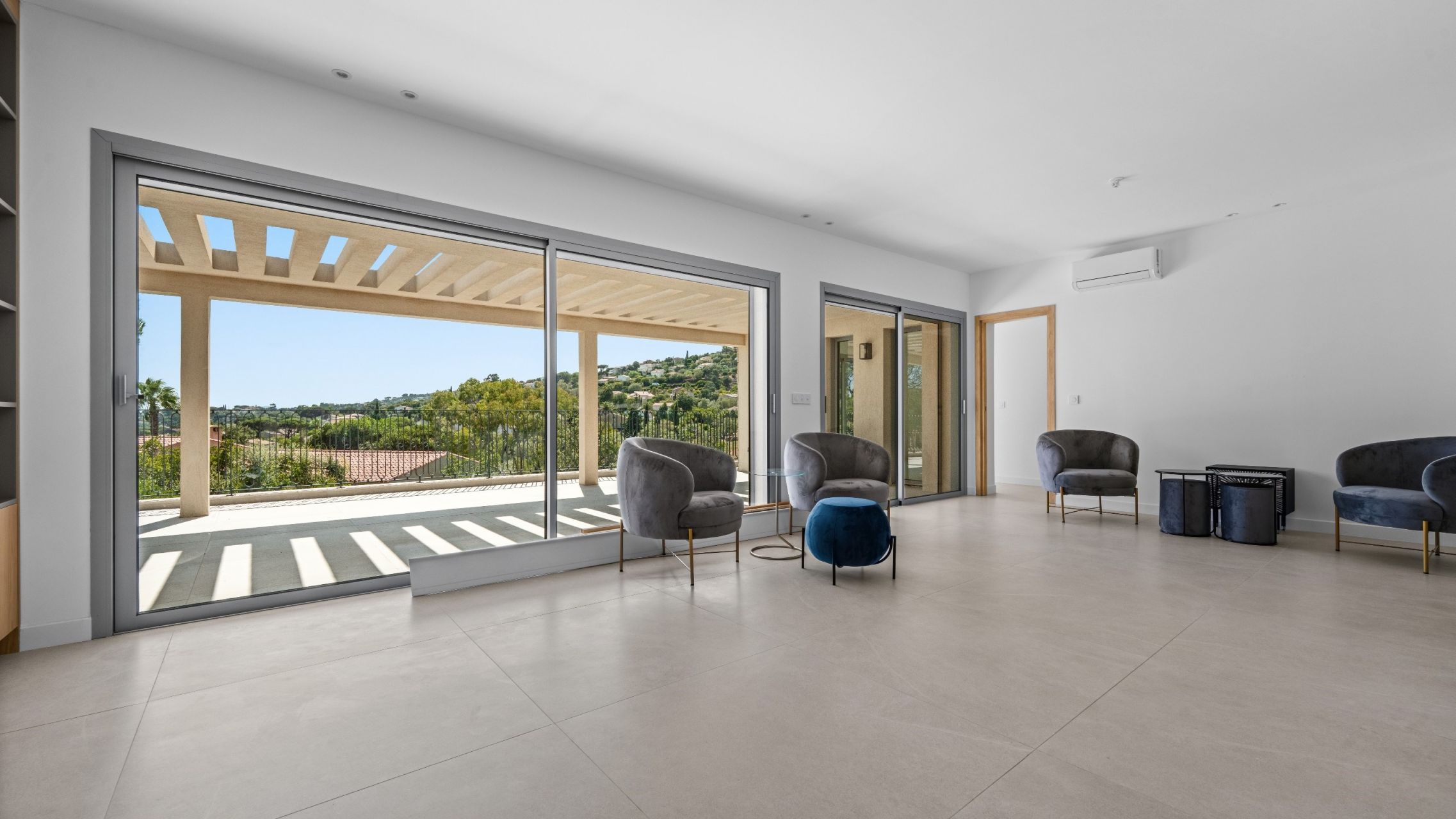 villa 7 Rooms for sale on LES ISSAMBRES (83380)