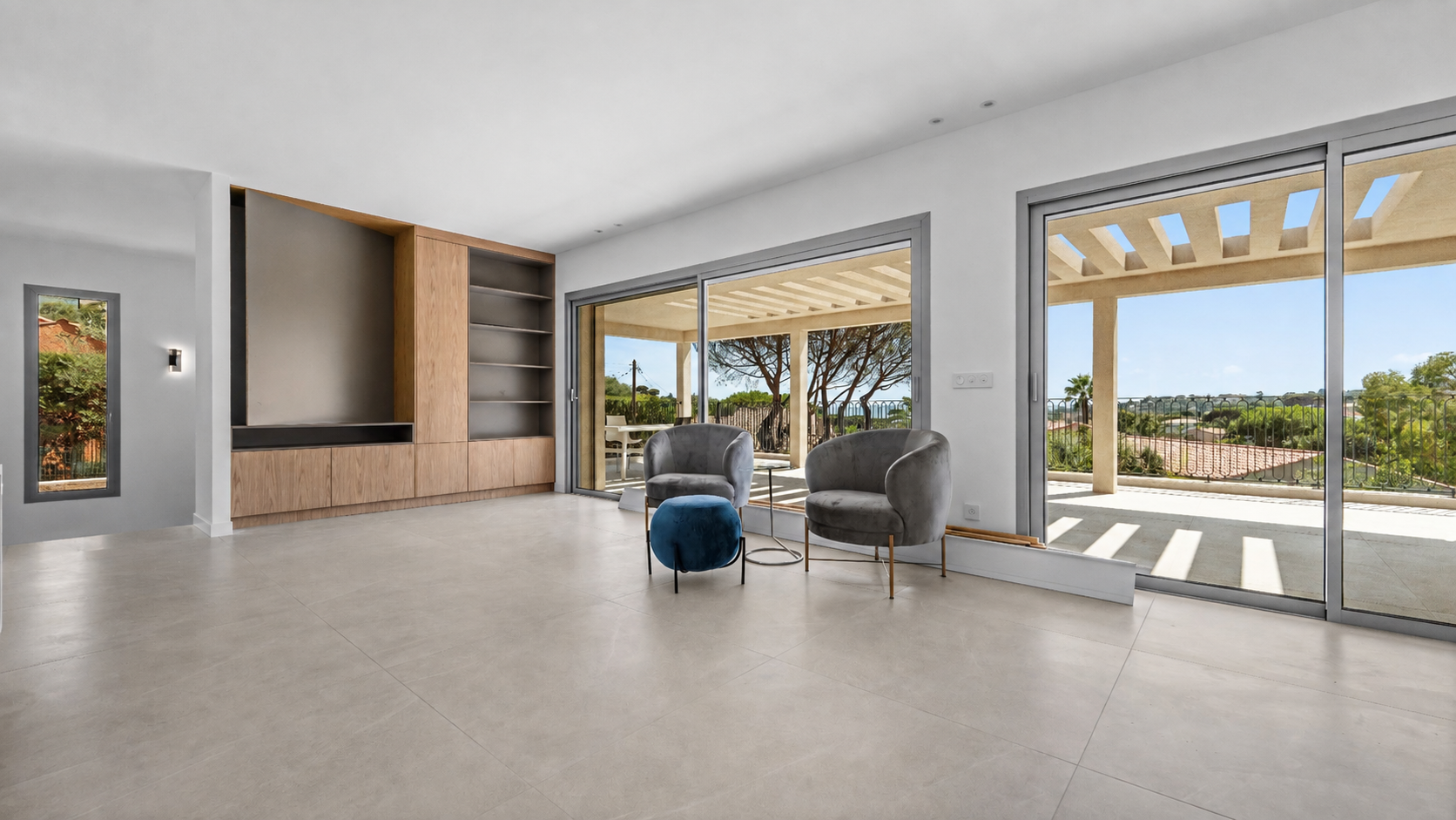 villa 7 Rooms for sale on LES ISSAMBRES (83380)