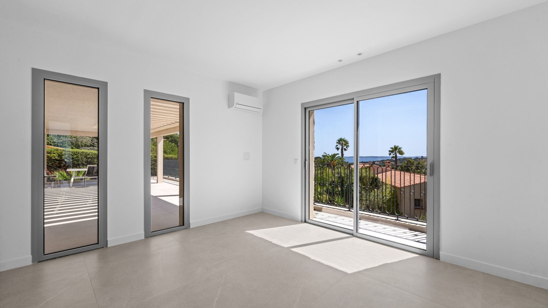 villa 7 Rooms for sale on LES ISSAMBRES (83380)