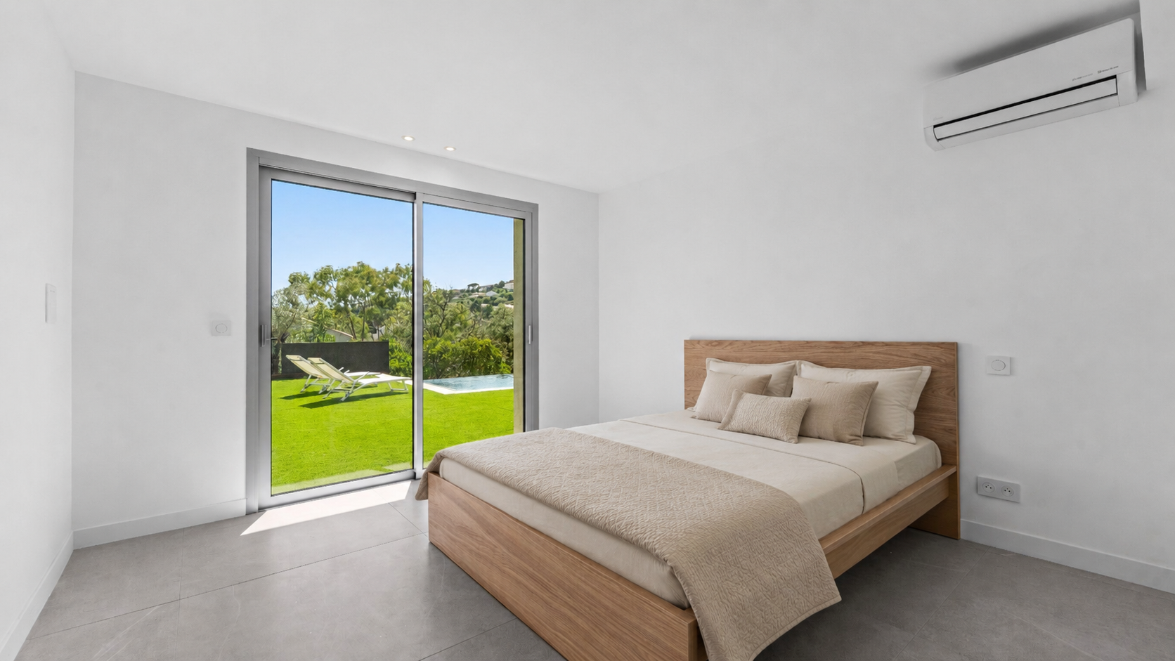 villa 7 Rooms for sale on LES ISSAMBRES (83380)