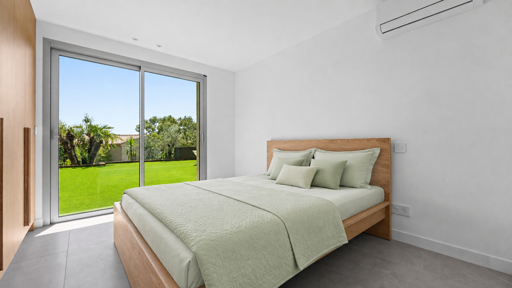 villa 7 Rooms for sale on LES ISSAMBRES (83380)