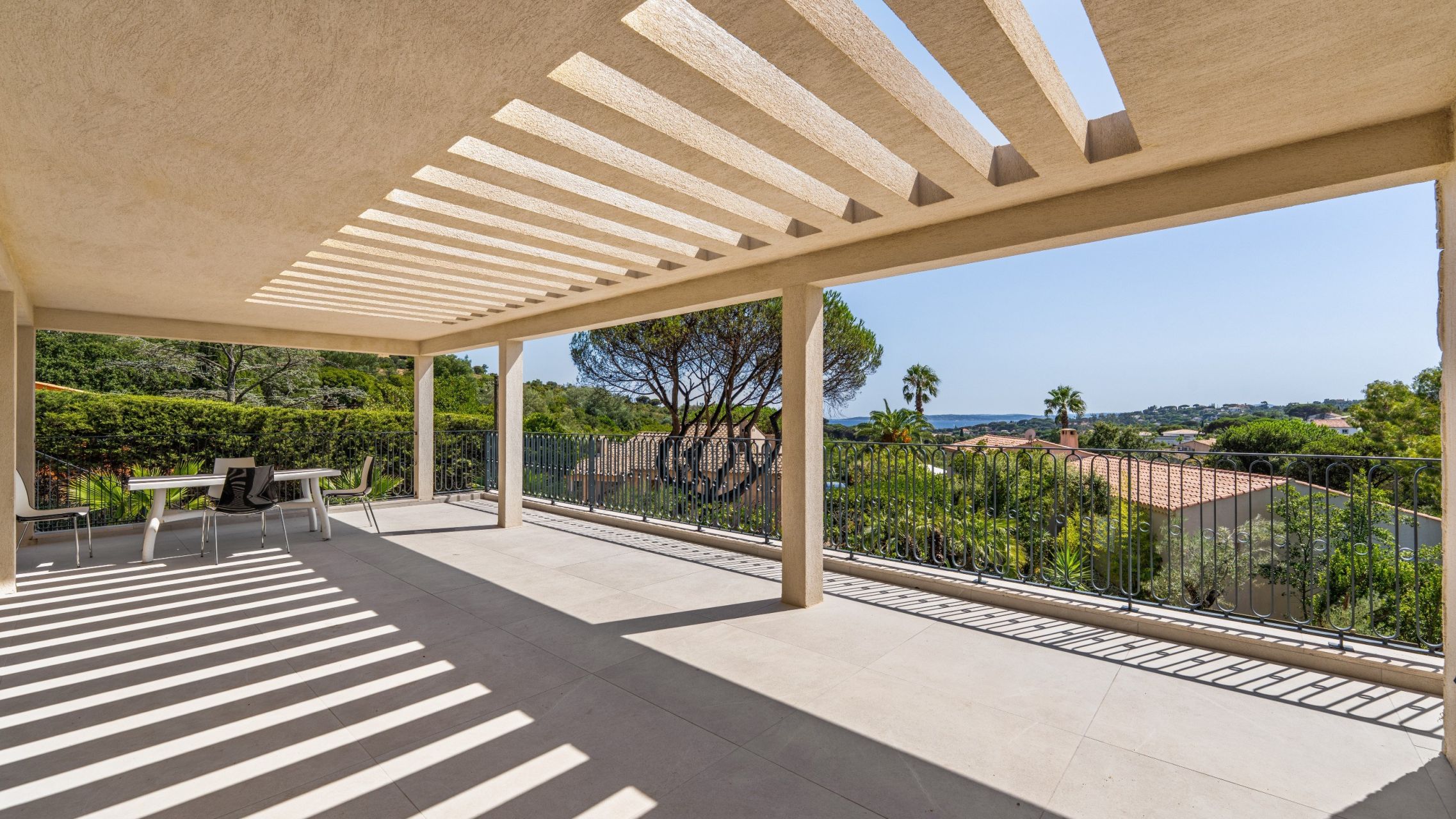 villa 7 Rooms for sale on LES ISSAMBRES (83380)