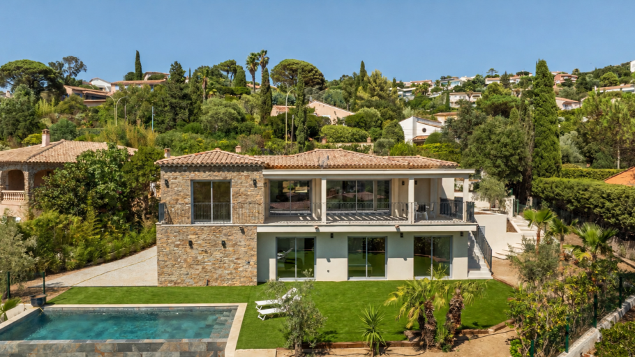 villa 7 Rooms for sale on LES ISSAMBRES (83380)