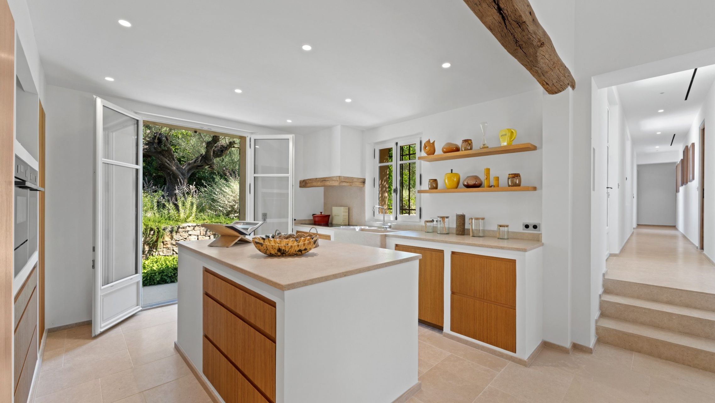 provencal house 13 Rooms for sale on ST TROPEZ (83990)
