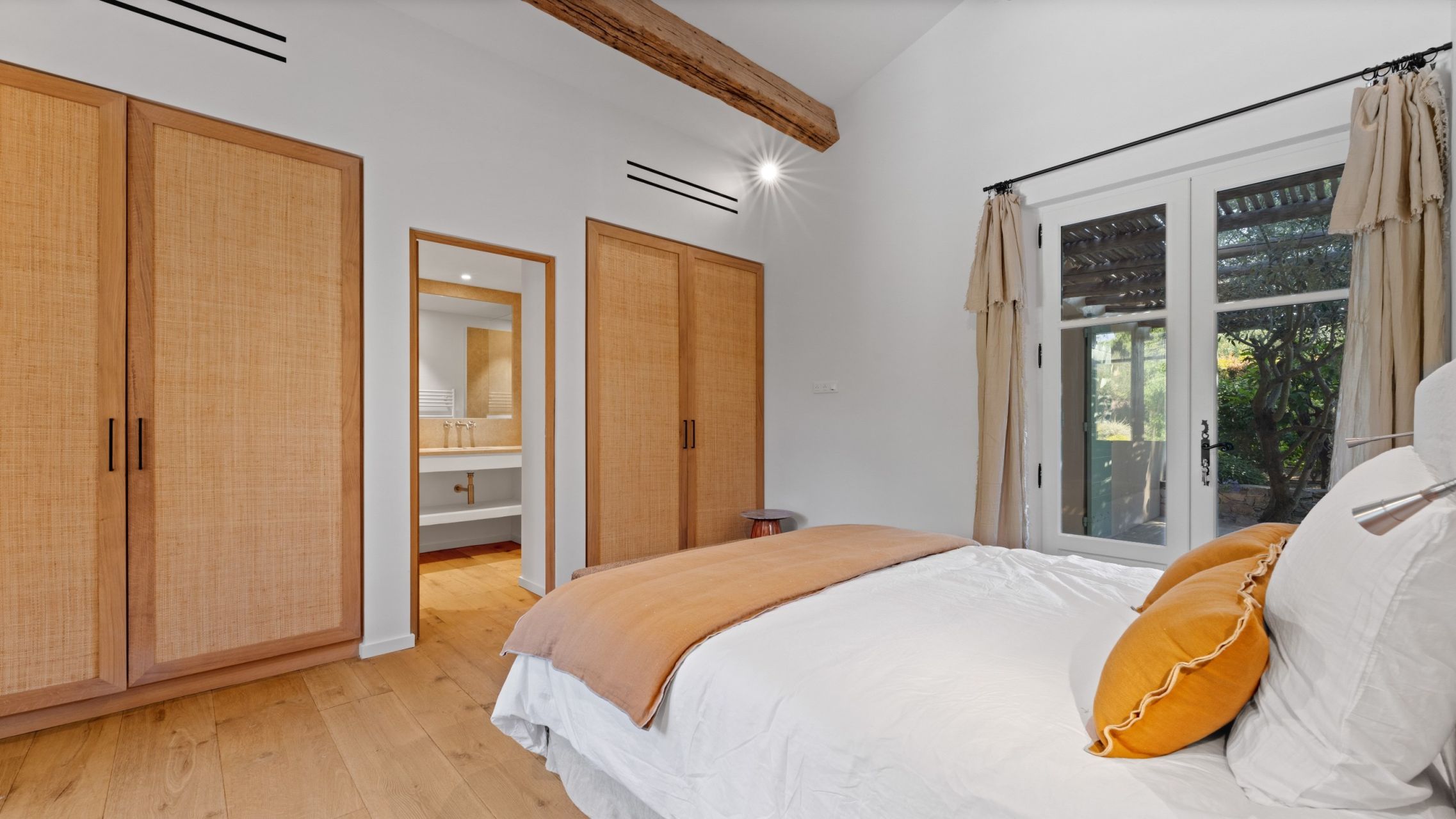 provencal house 13 Rooms for sale on ST TROPEZ (83990)