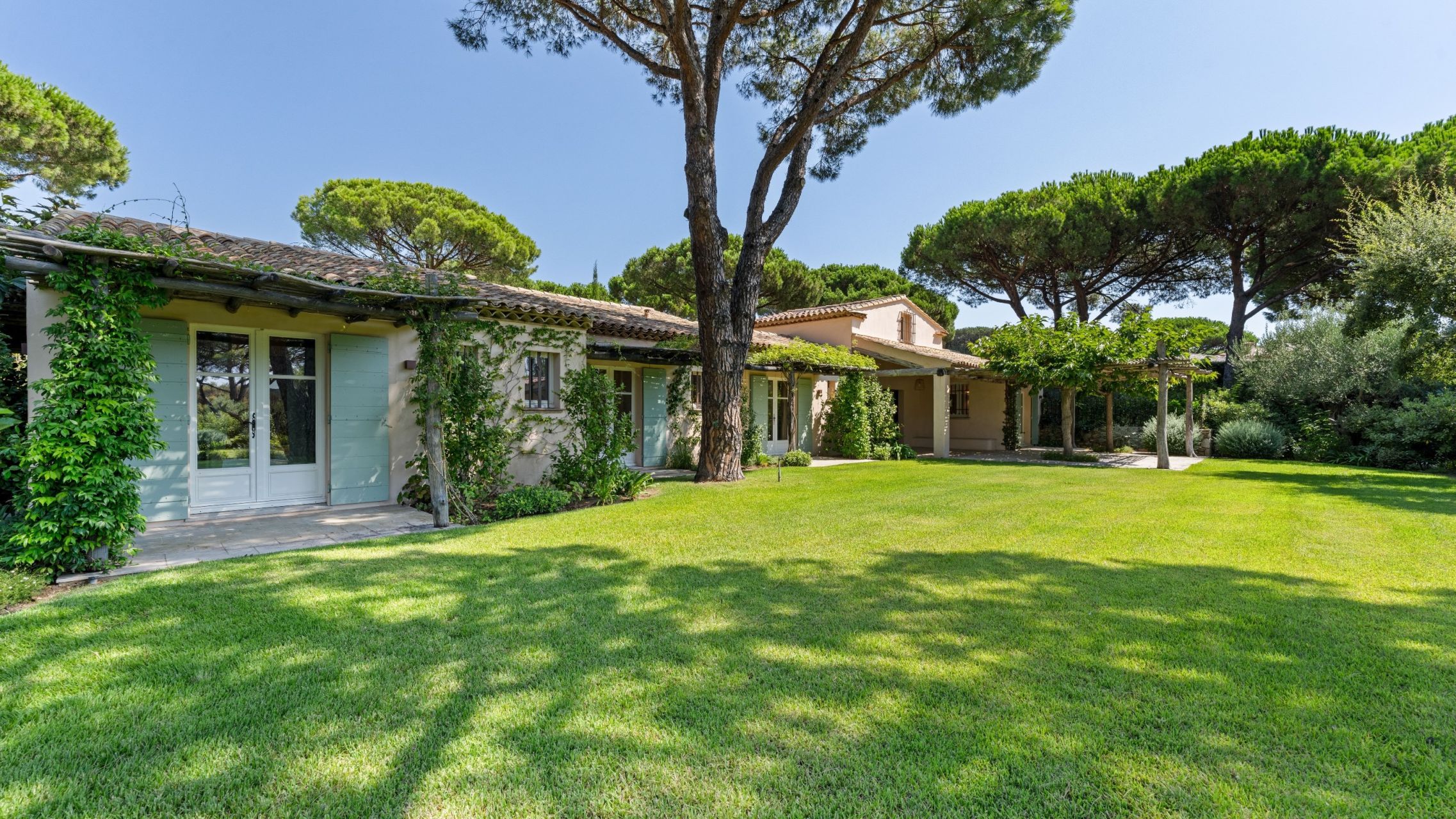 provencal house 13 Rooms for sale on ST TROPEZ (83990)