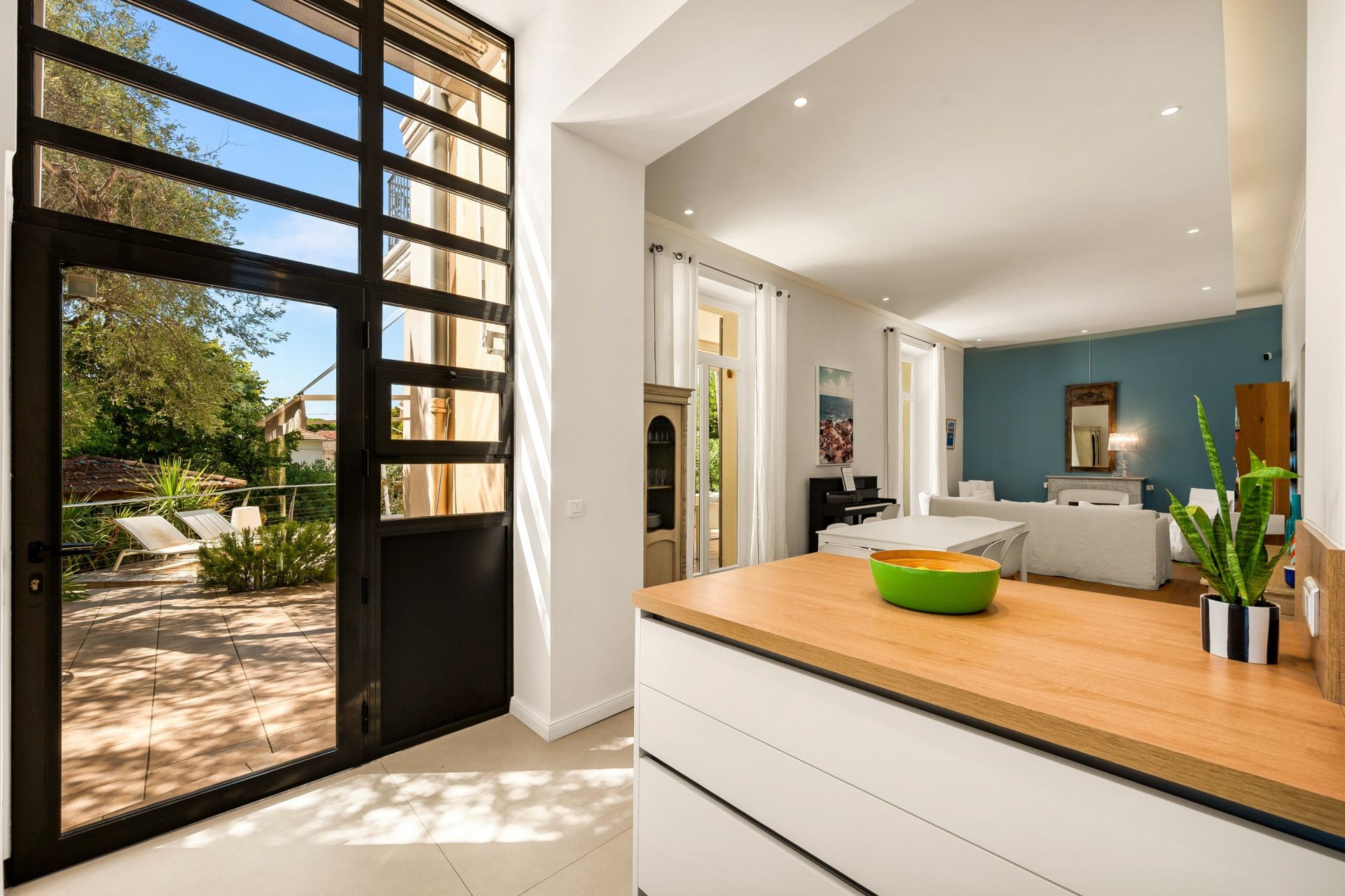 mansion (hôtel particulier) 9 Rooms for sale on CANNES (06400)