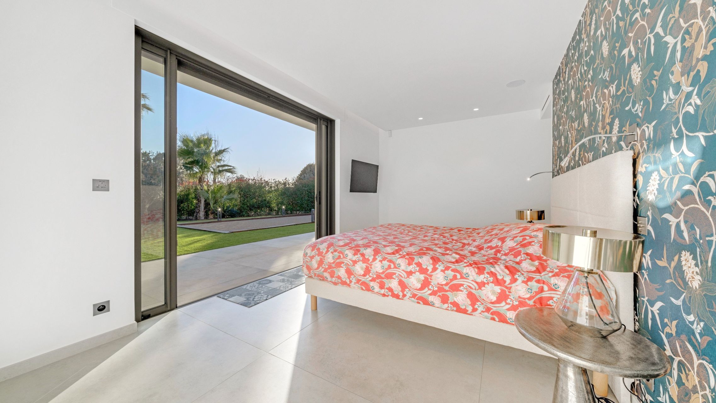 contemporary house 8 Rooms for sale on STE MAXIME (83120)
