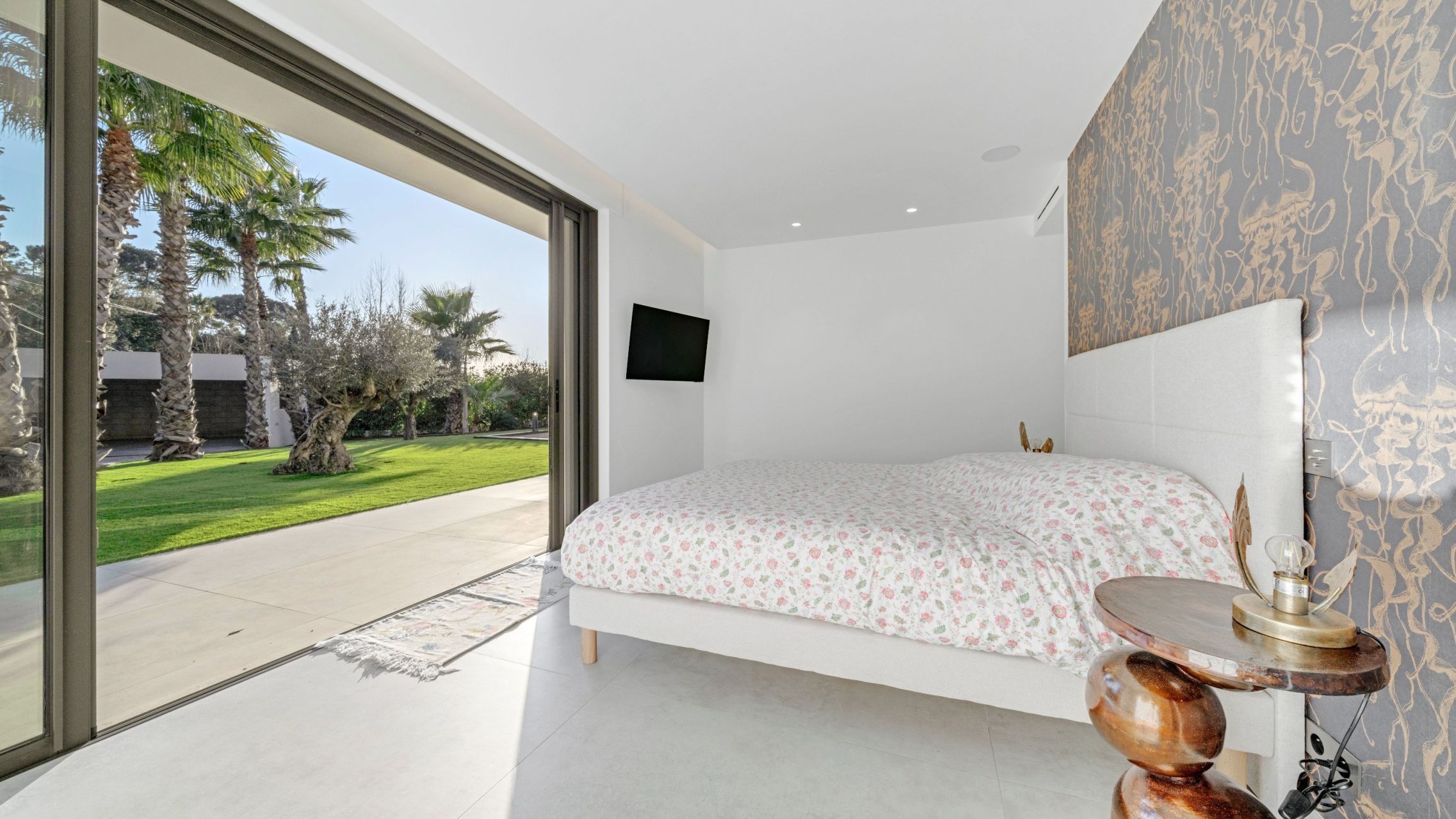contemporary house 8 Rooms for sale on STE MAXIME (83120)