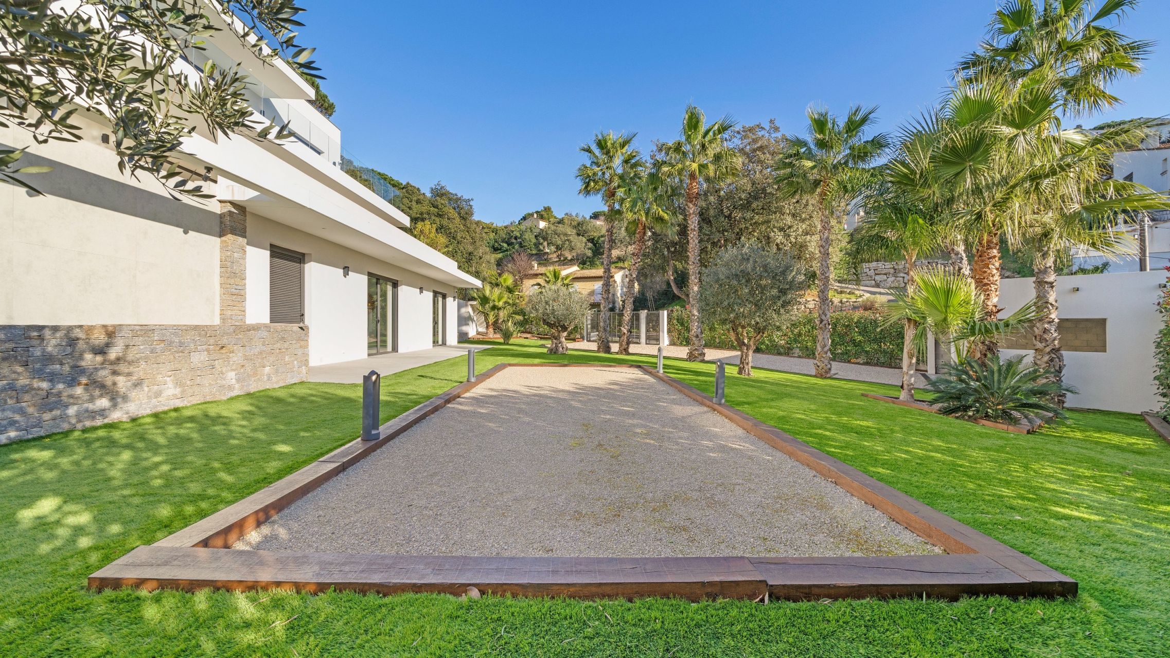 contemporary house 8 Rooms for sale on STE MAXIME (83120)