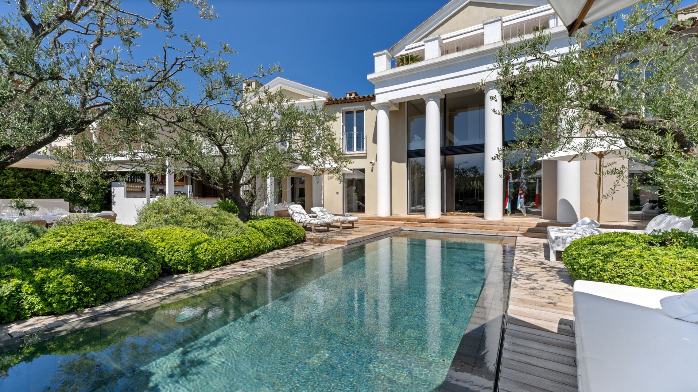 mansion 8 Rooms for sale on PORT GRIMAUD (83310)