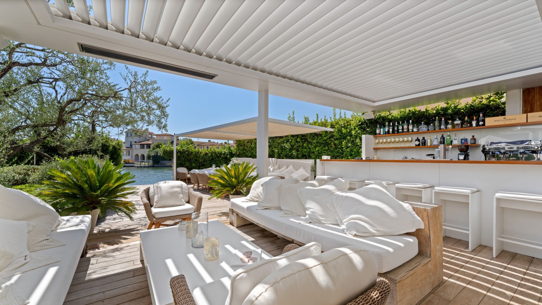 mansion 8 Rooms for sale on PORT GRIMAUD (83310)