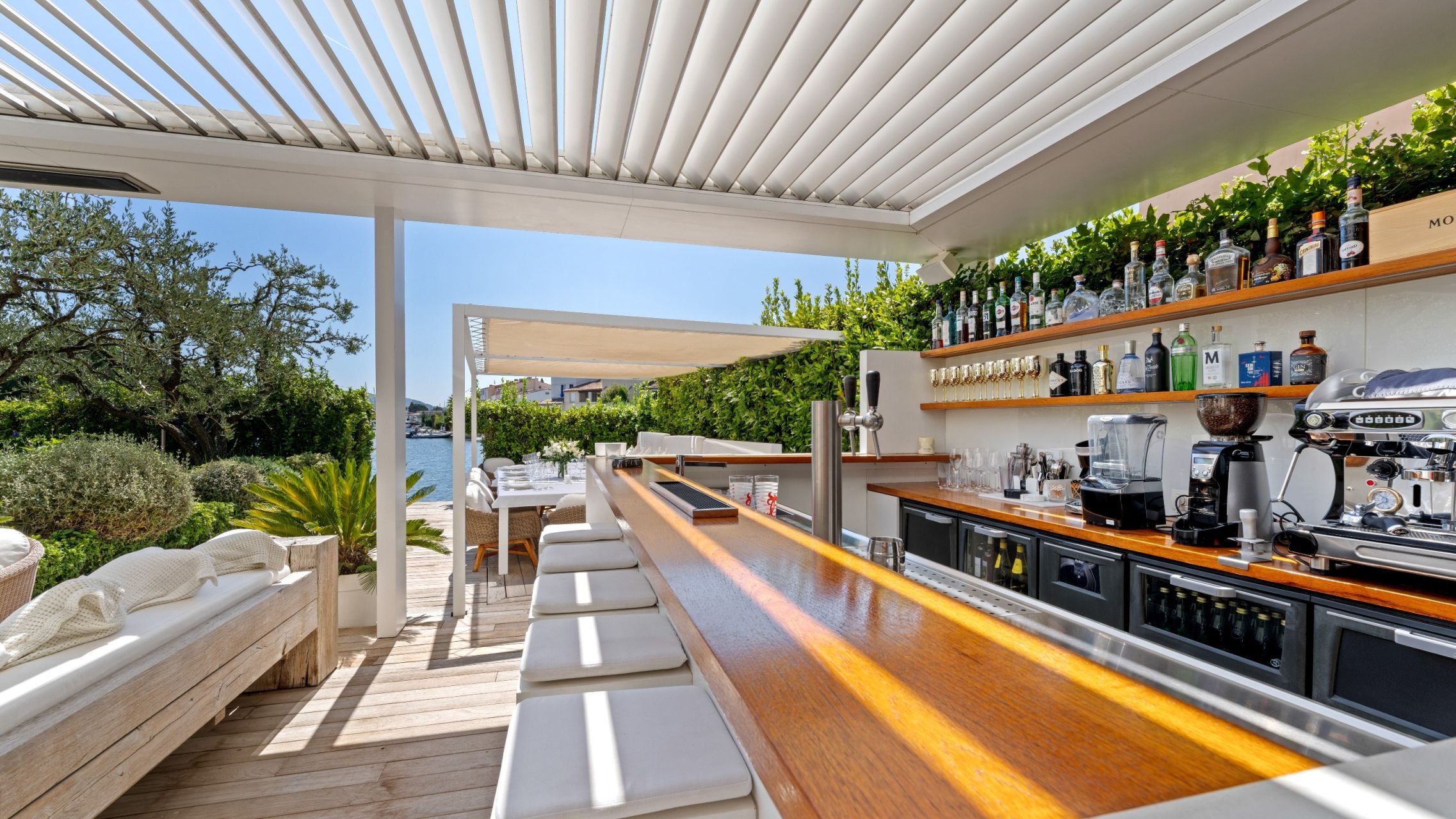 mansion 8 Rooms for sale on PORT GRIMAUD (83310)