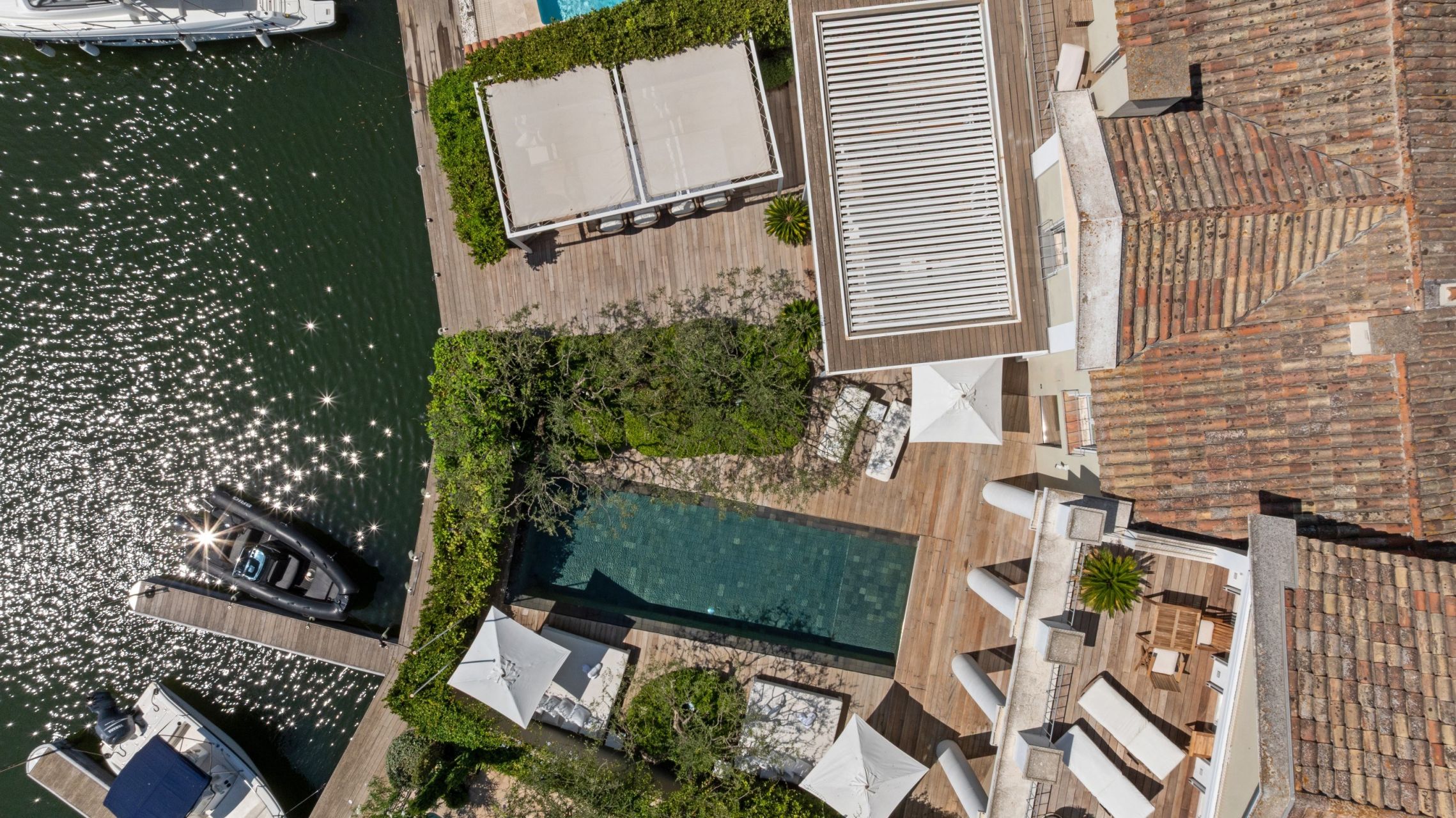 mansion 8 Rooms for sale on PORT GRIMAUD (83310)