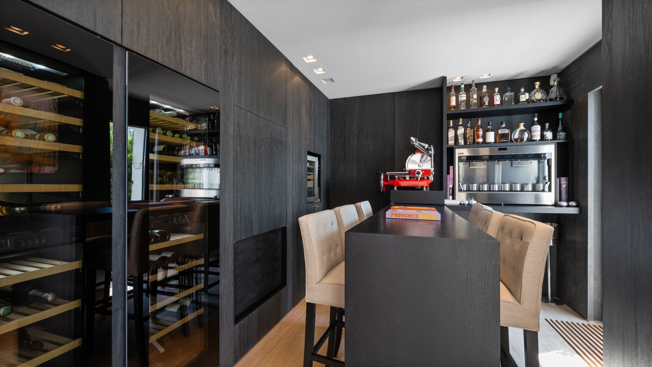mansion 8 Rooms for sale on PORT GRIMAUD (83310)