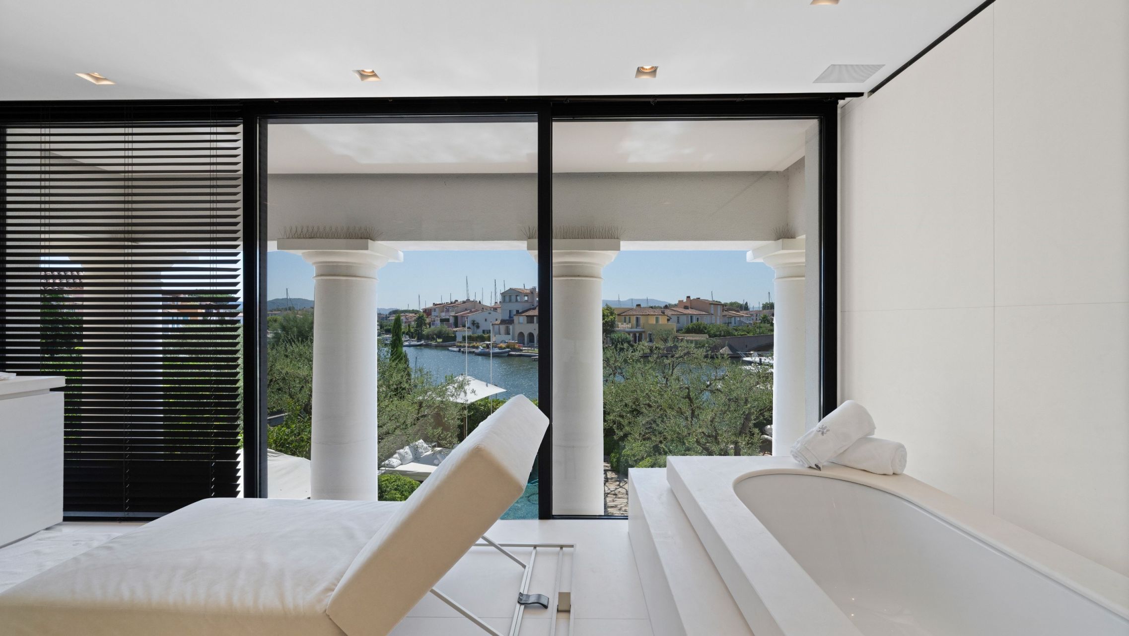 mansion 8 Rooms for sale on PORT GRIMAUD (83310)