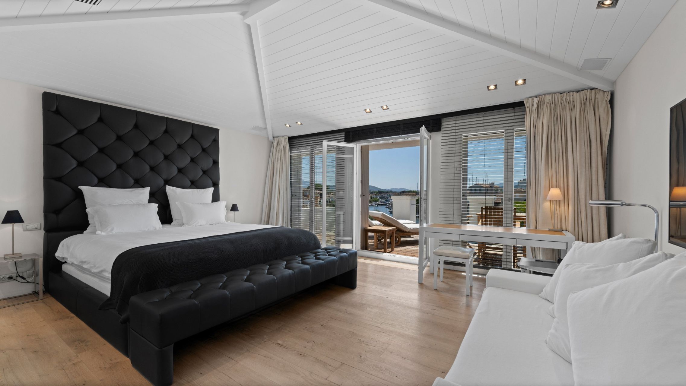mansion 8 Rooms for sale on PORT GRIMAUD (83310)