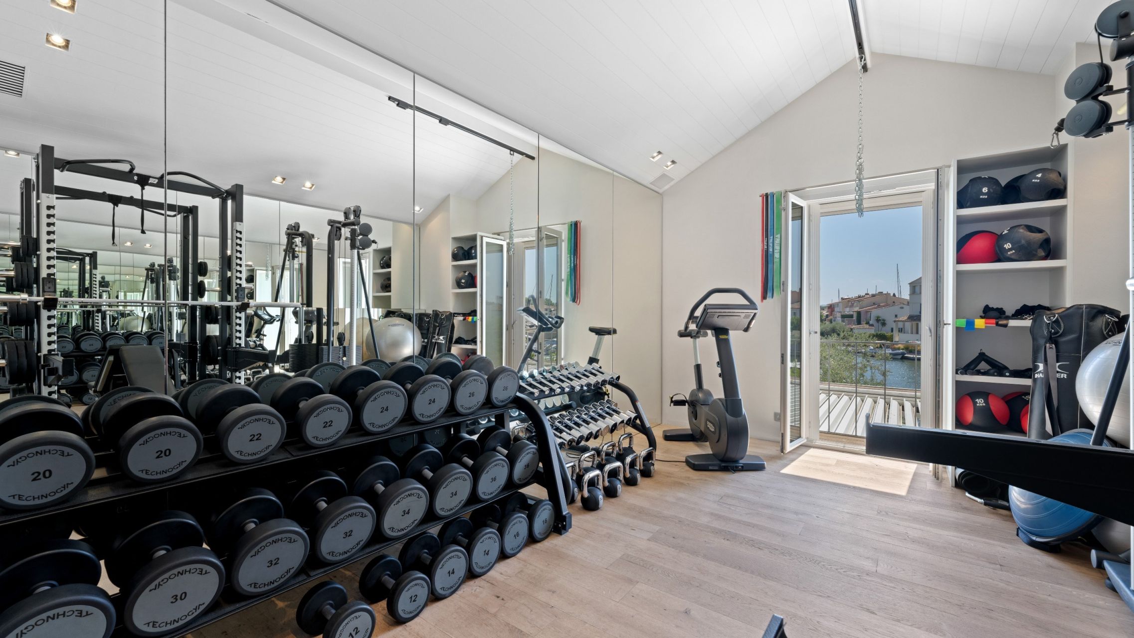 mansion 8 Rooms for sale on PORT GRIMAUD (83310)