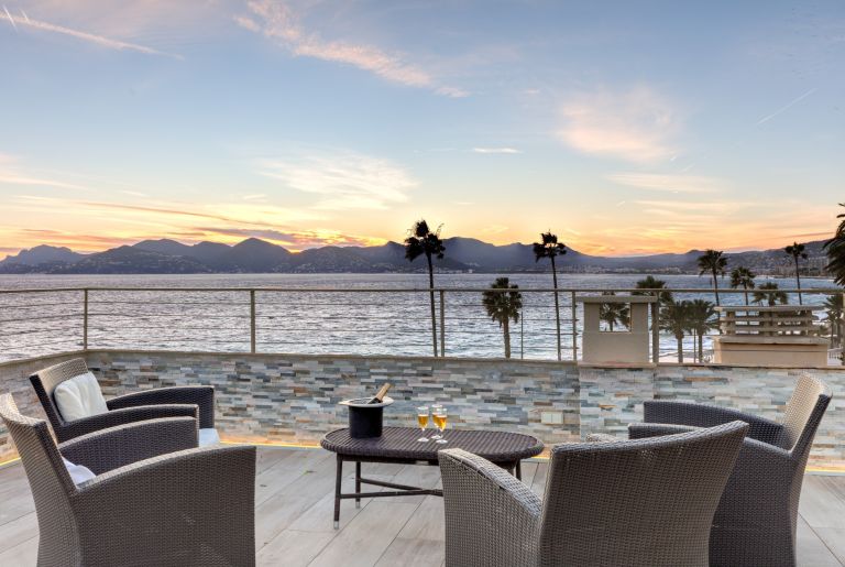 penthouse 5 Rooms for sale on CANNES (06400)