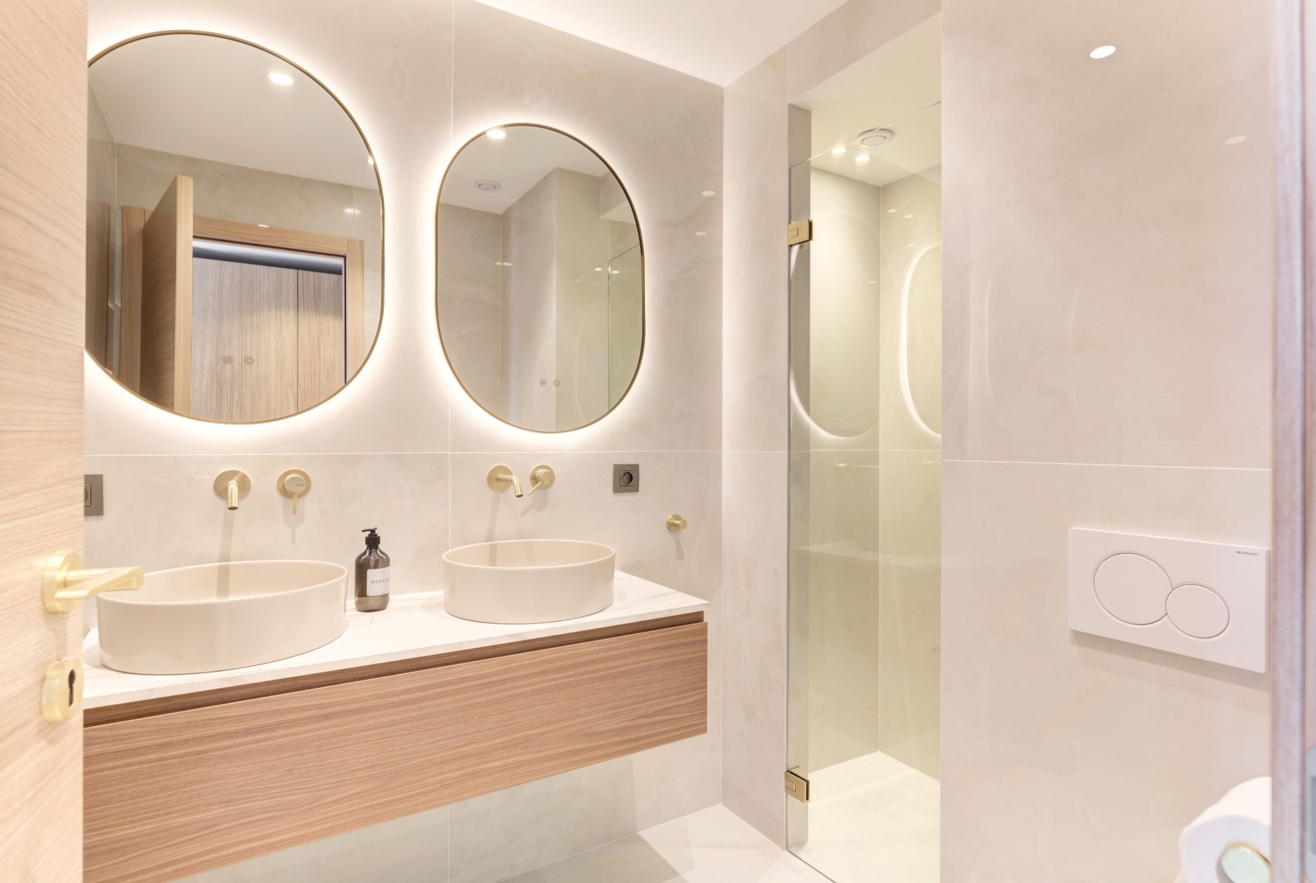 apartment 4 Rooms for sale on CANNES (06400)